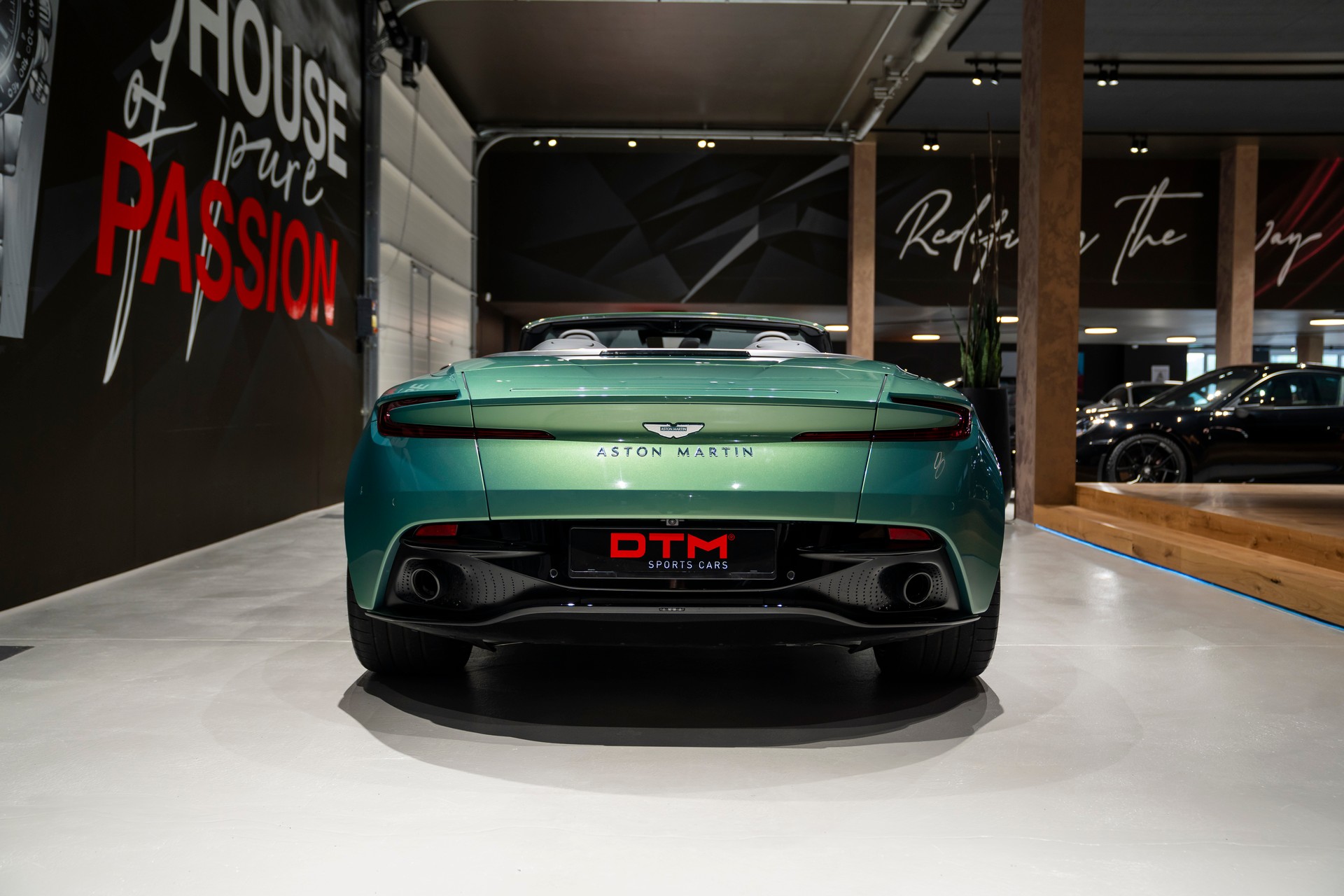 ASTON MARTIN DB12 Volante 4.0 V8 Bi-Turbo-image-4