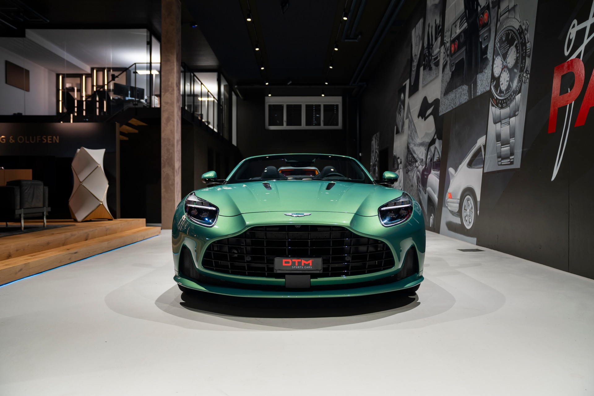 ASTON MARTIN DB12 Volante 4.0 V8 Bi-Turbo-showroom-element-1