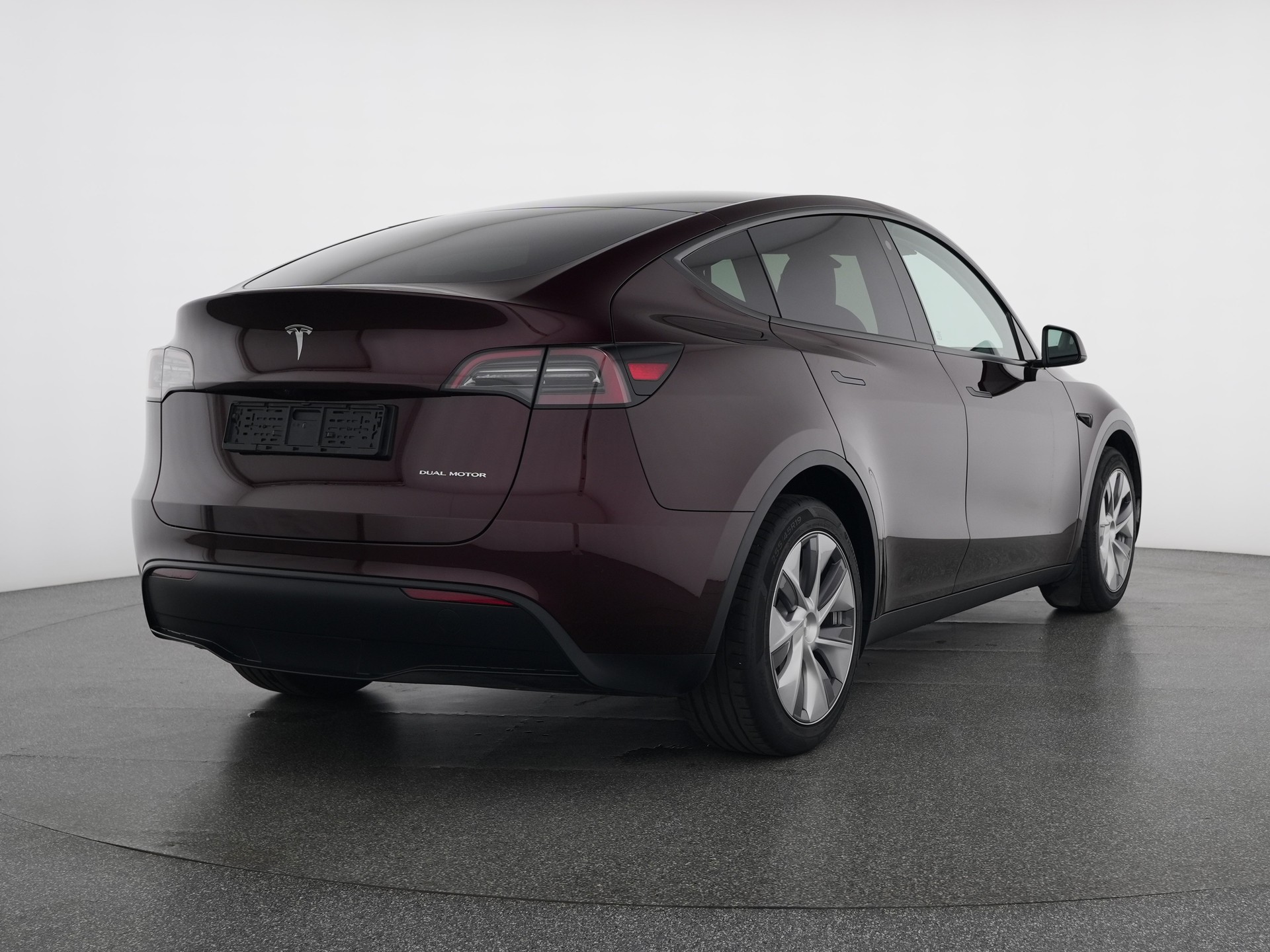 TESLA Model Y Long Range All-Wheel Drive-showroom-element-3