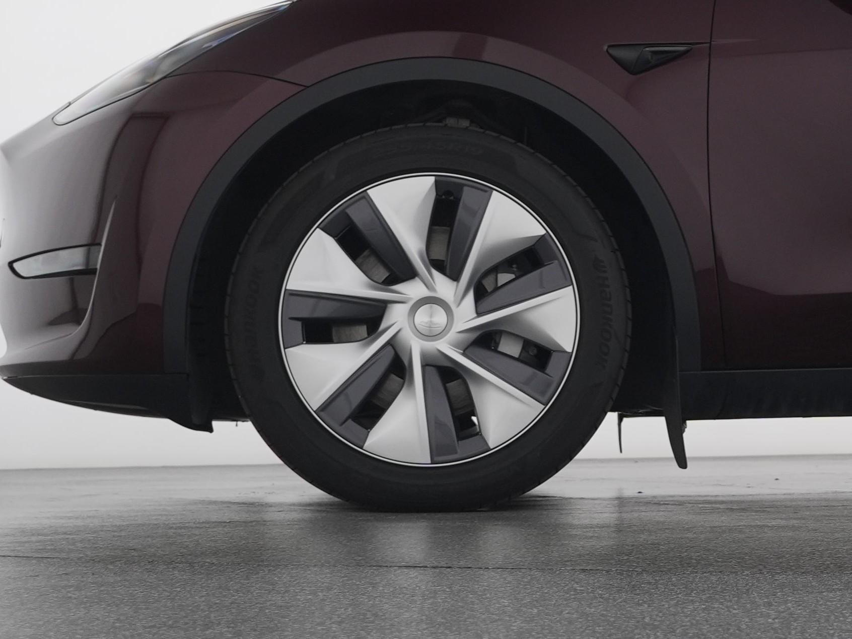 TESLA Model Y Long Range All-Wheel Drive-showroom-element-2