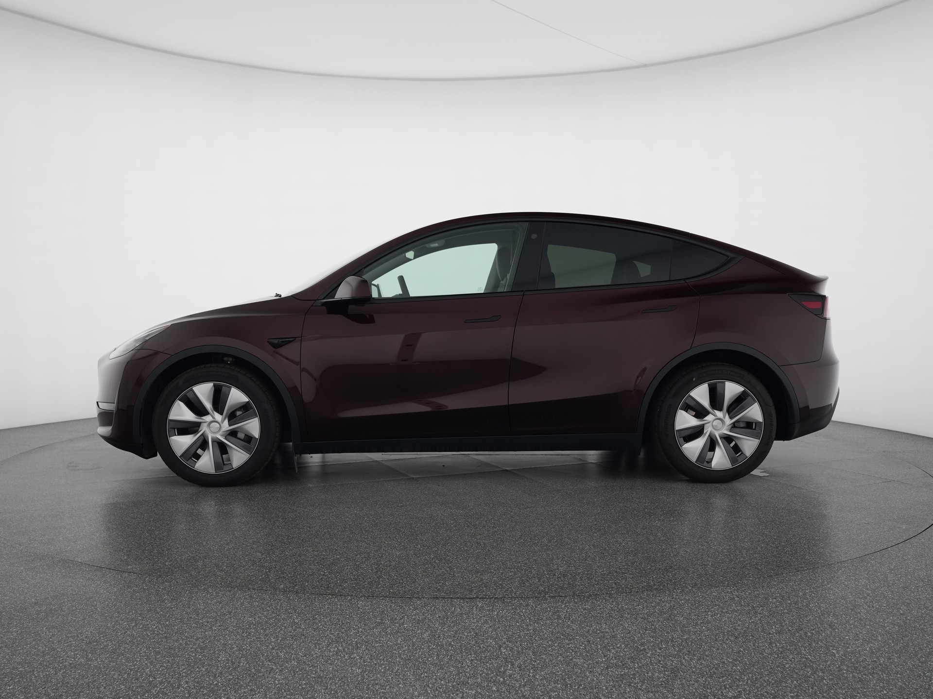 TESLA Model Y Long Range All-Wheel Drive-showroom-element-1