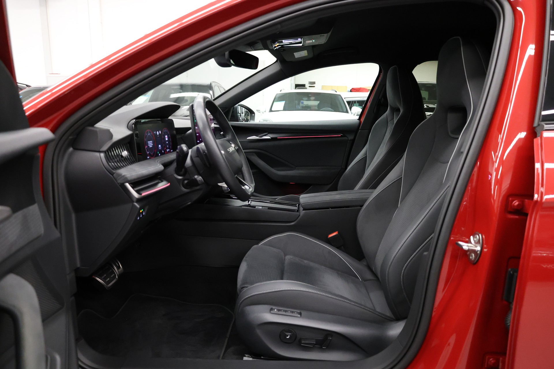SKODA Superb Combi 2.0 TDI Sportline 4x4 DSG-image-15