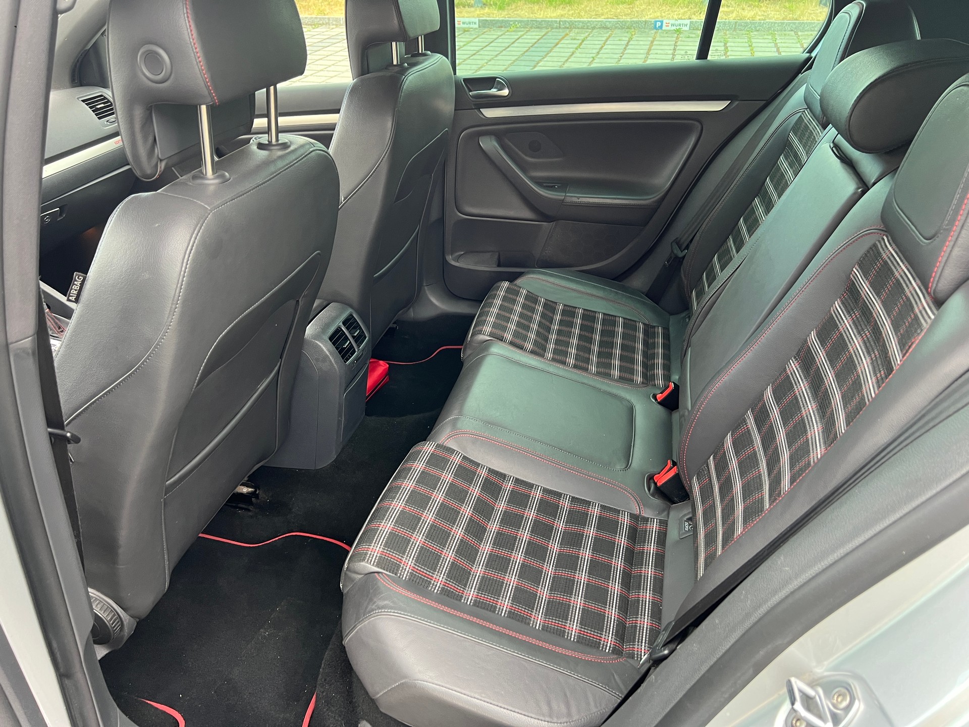 VW Golf 2.0 TFSI GTI Edition 30-image-9