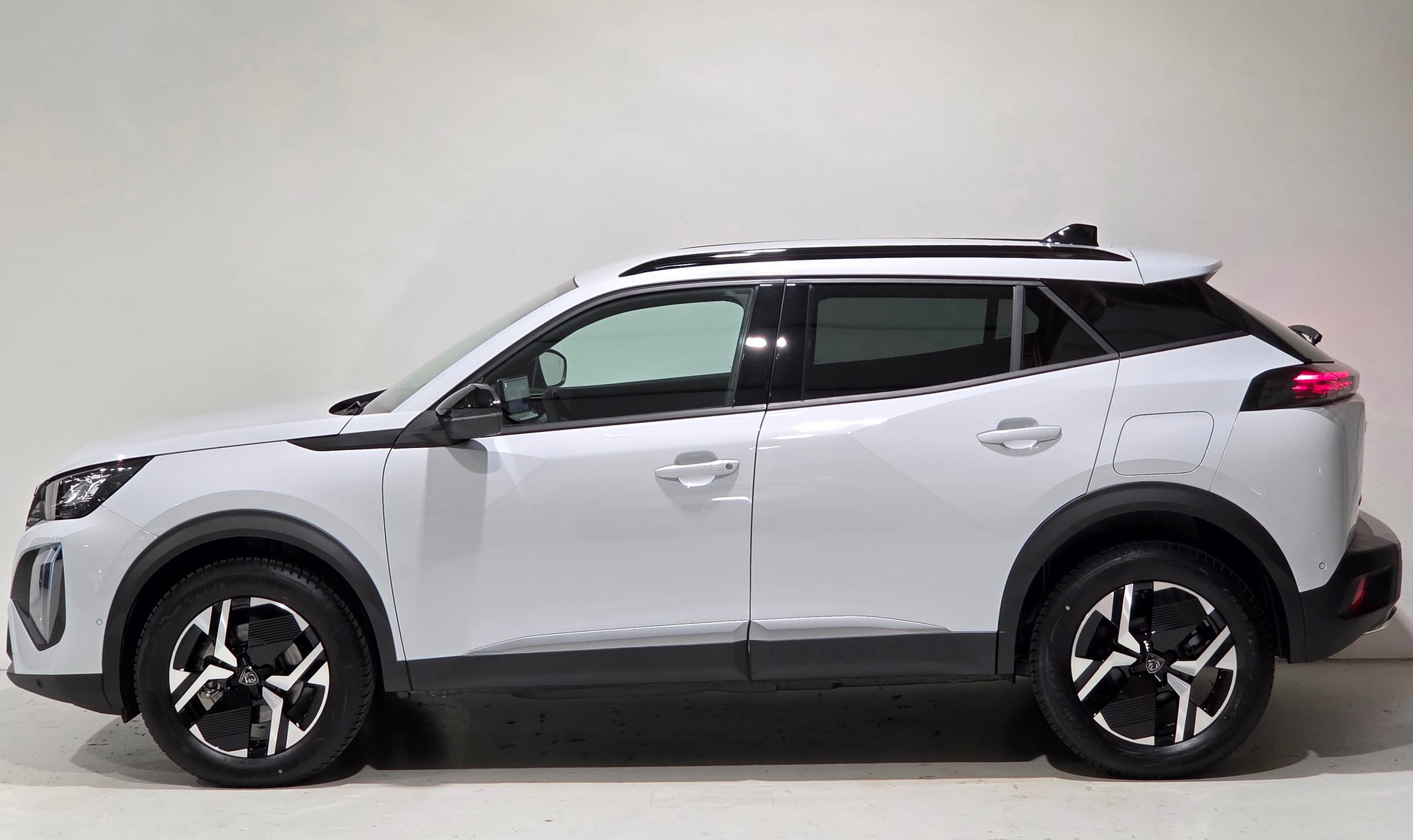 PEUGEOT 2008 1.2 145 MHEV Allure Premium, Werksgarantie bis 07.2029 / 100'000Km-showroom-element-1