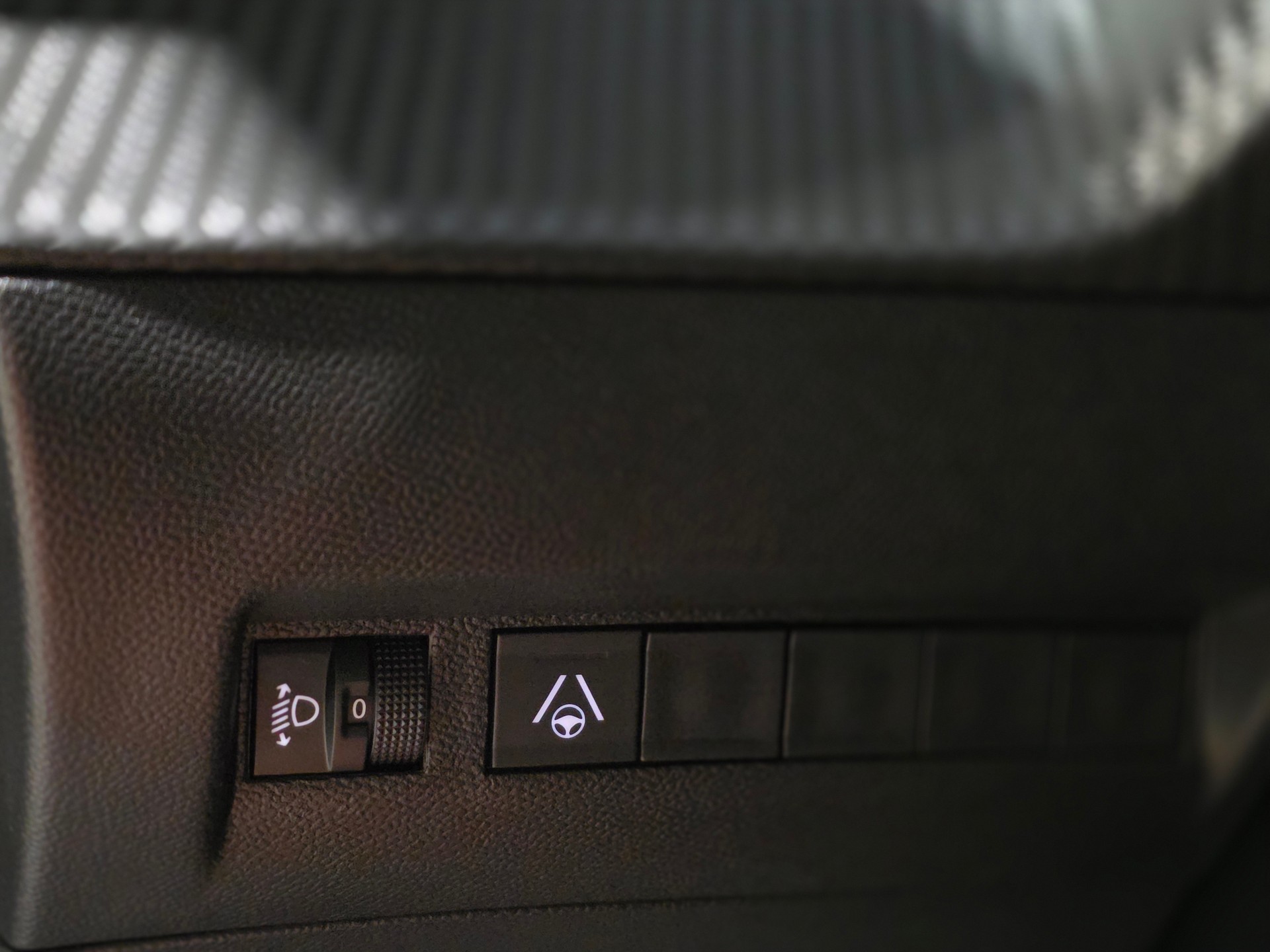 PEUGEOT 2008 1.2 145 MHEV Allure Premium, Werksgarantie bis 07.2029 / 100'000Km-image-16