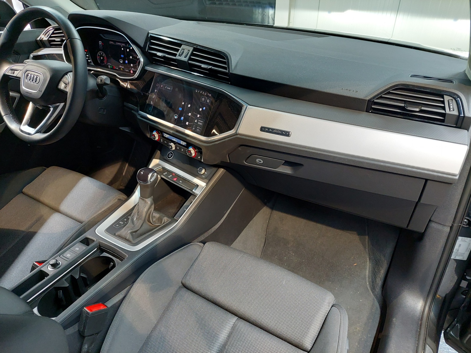 AUDI Q3 35 TDI S line quattro S-tronic-image-9