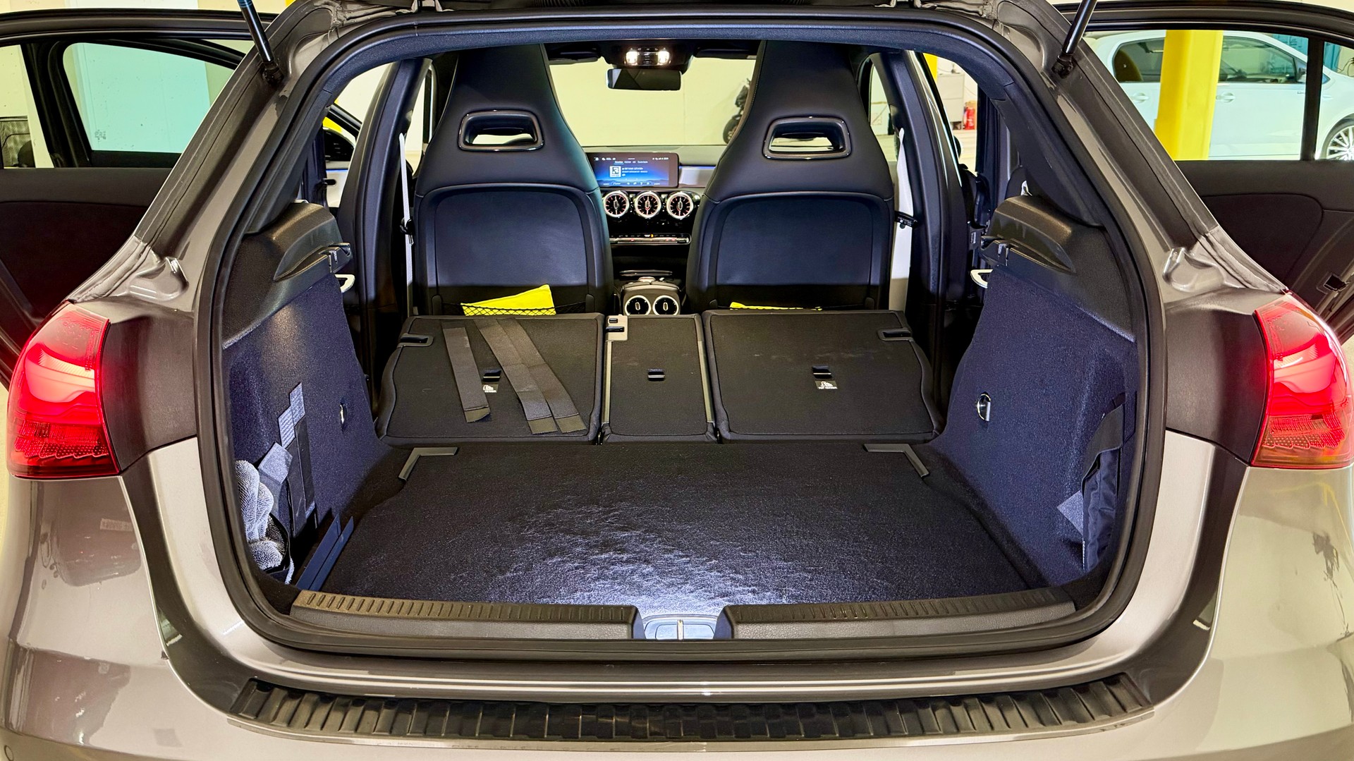 MERCEDES-BENZ A 200 Night Star AMG Line-image-19