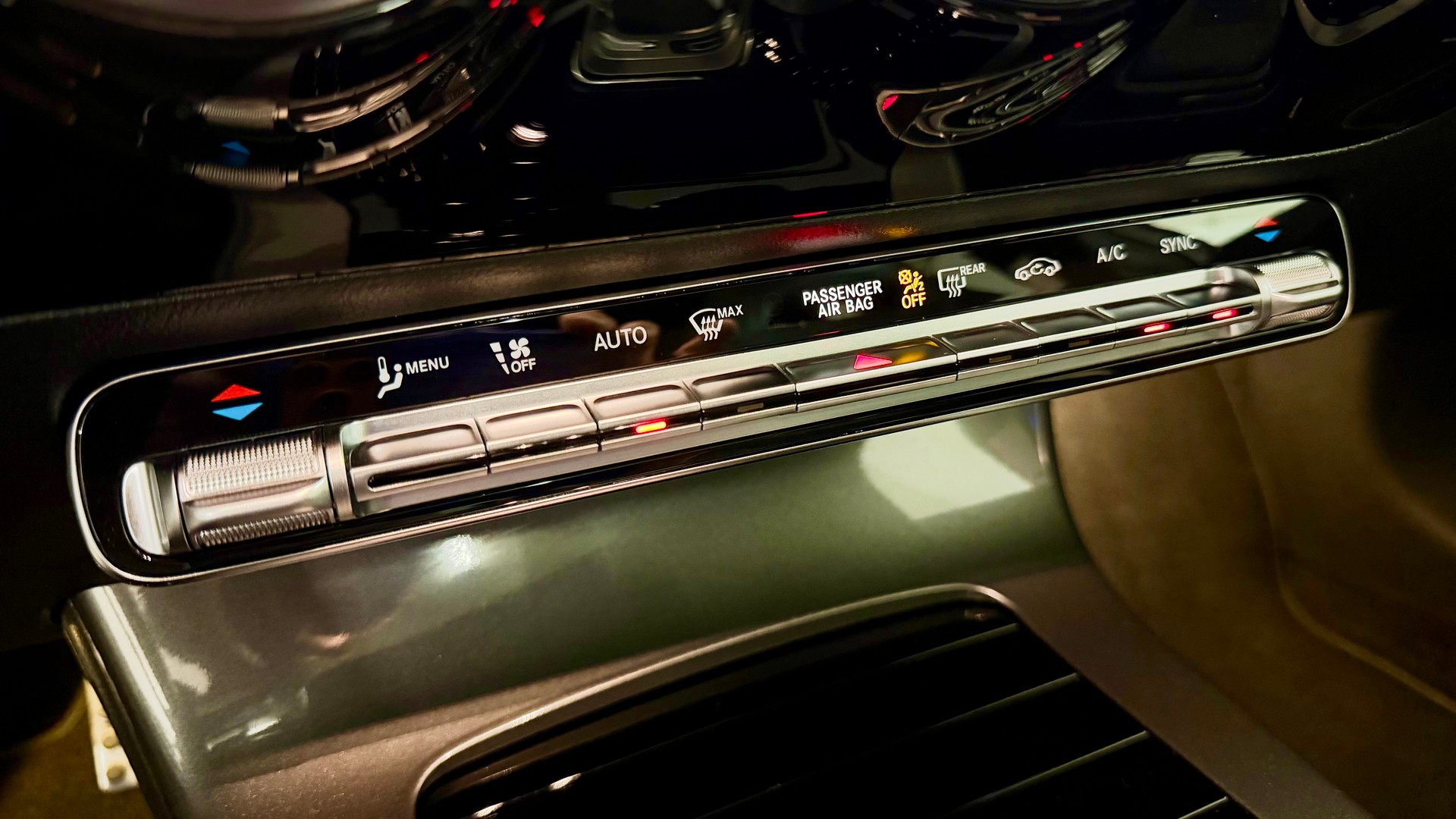 MERCEDES-BENZ A 200 Night Star AMG Line-image-12