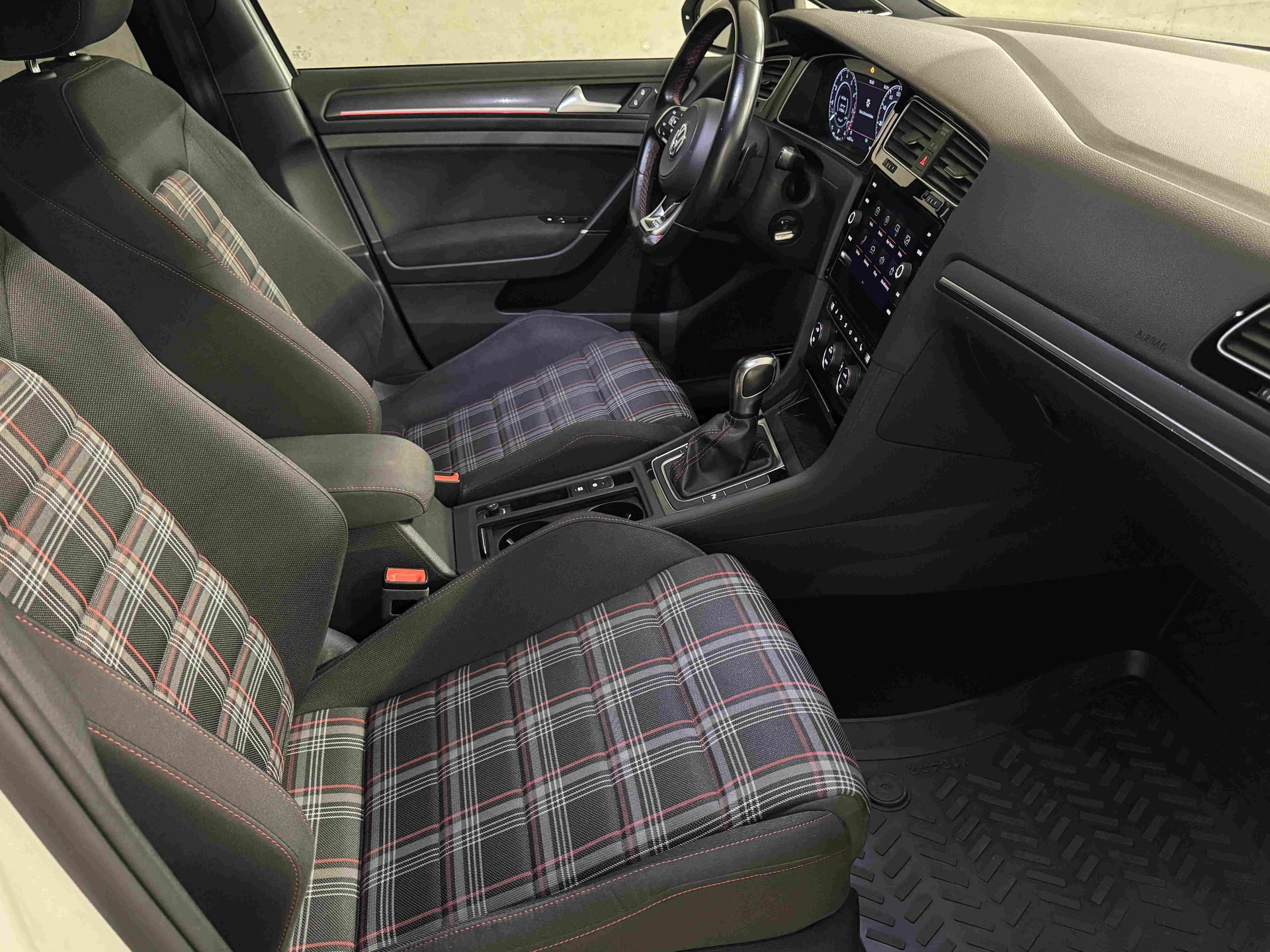 VW Golf 2.0 TSI GTI Performance DSG-image-12