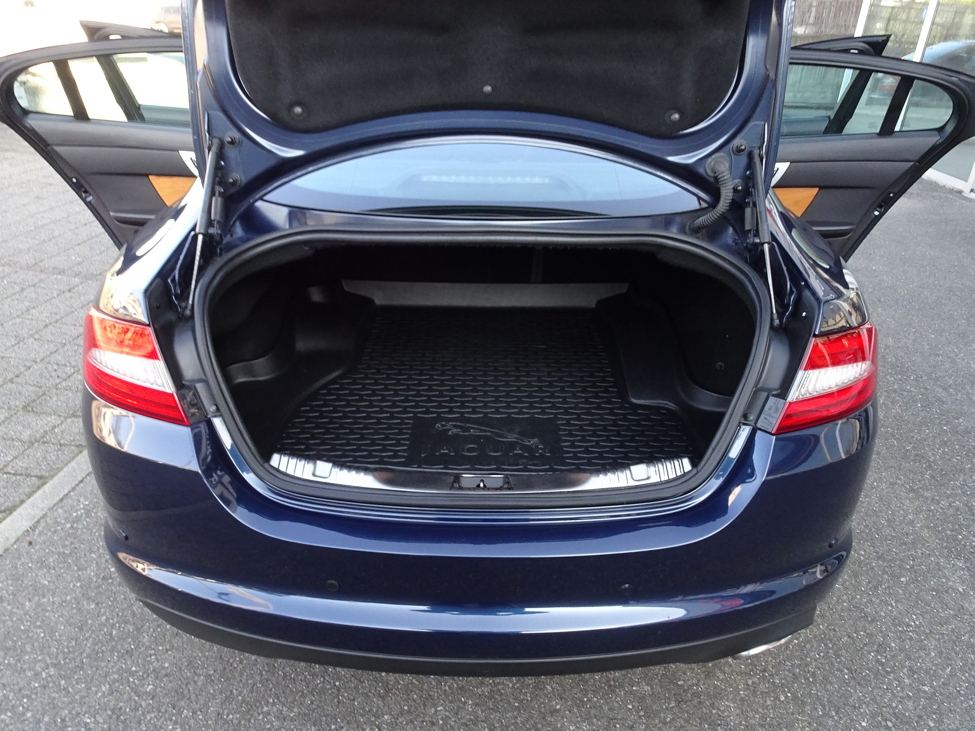 JAGUAR XF 2.2d-image-14