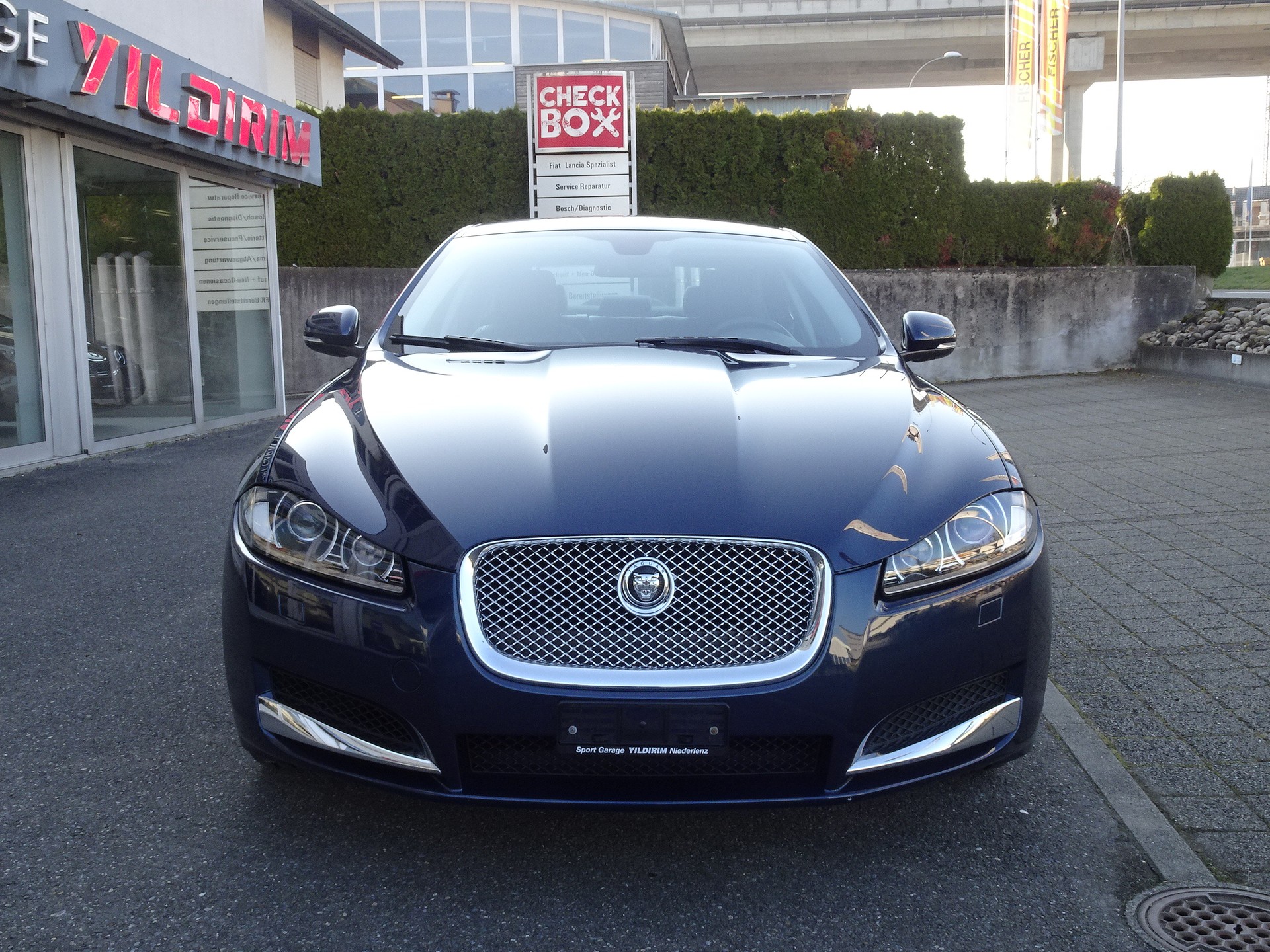 JAGUAR XF 2.2d-showroom-element-2