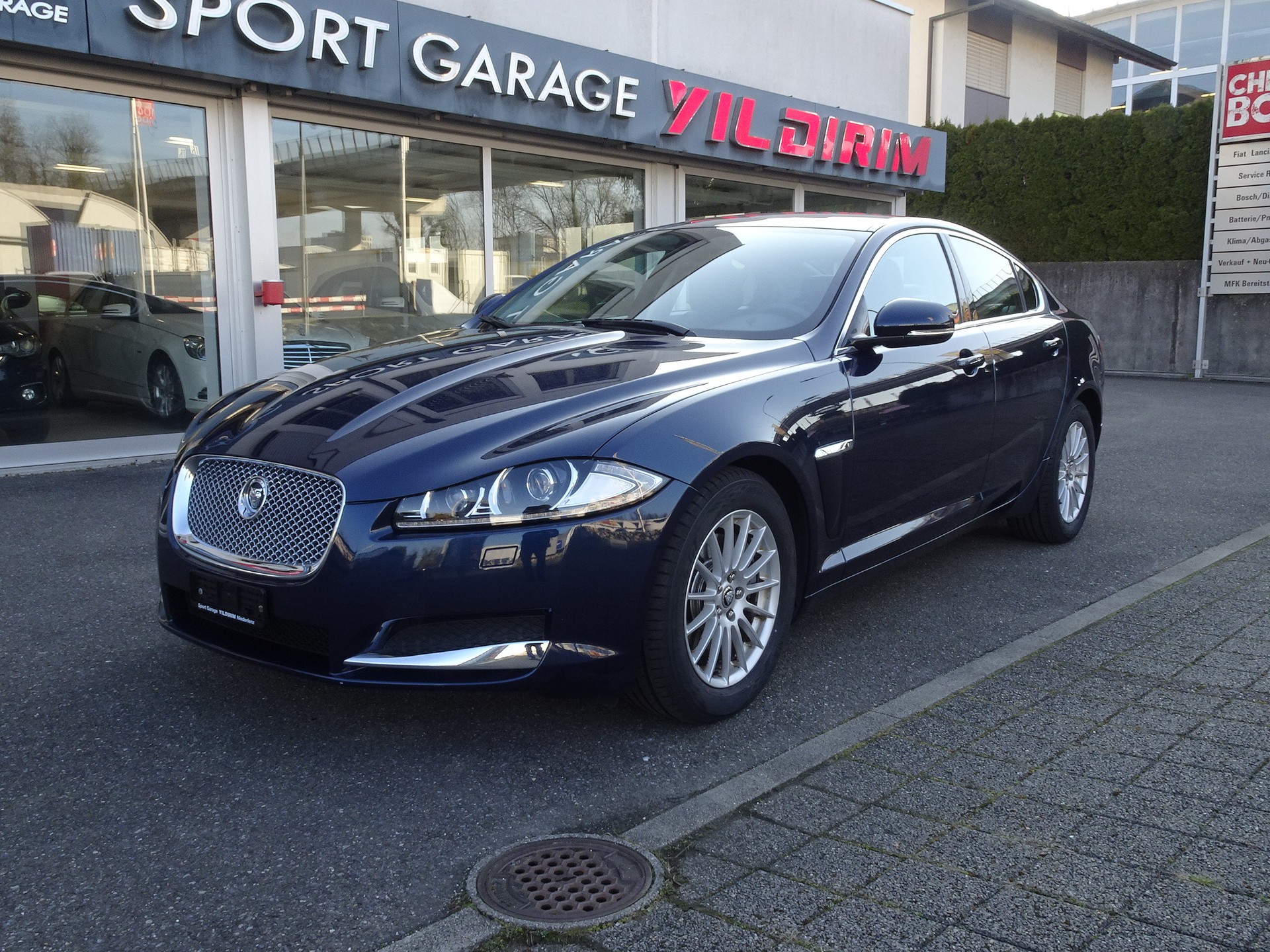 JAGUAR XF 2.2d-showroom-element-1