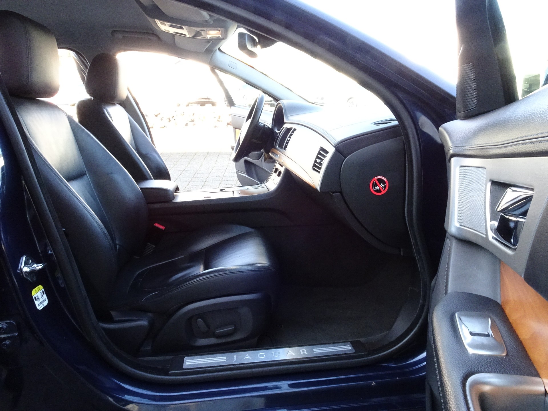 JAGUAR XF 2.2d-image-11