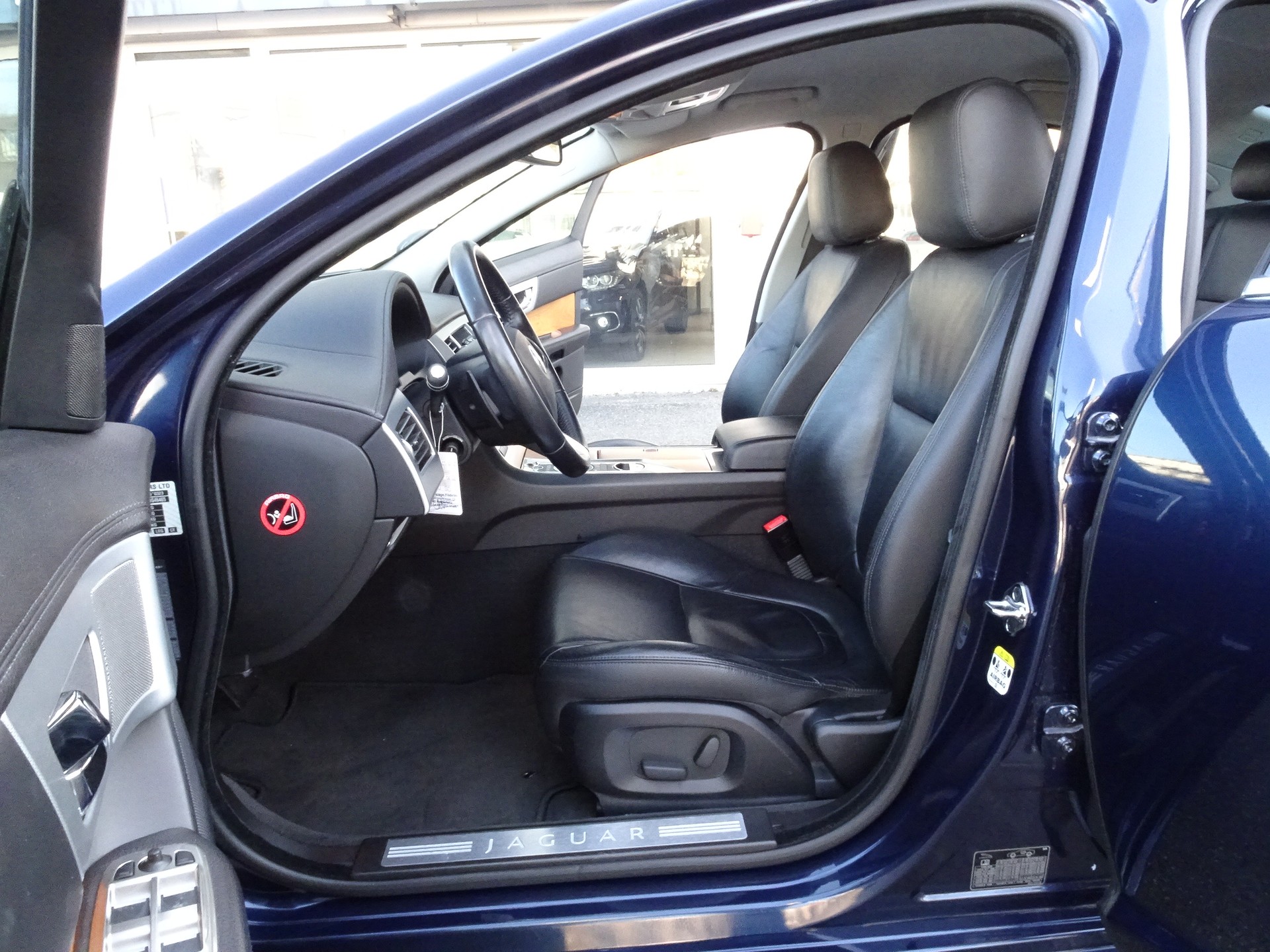 JAGUAR XF 2.2d-image-10