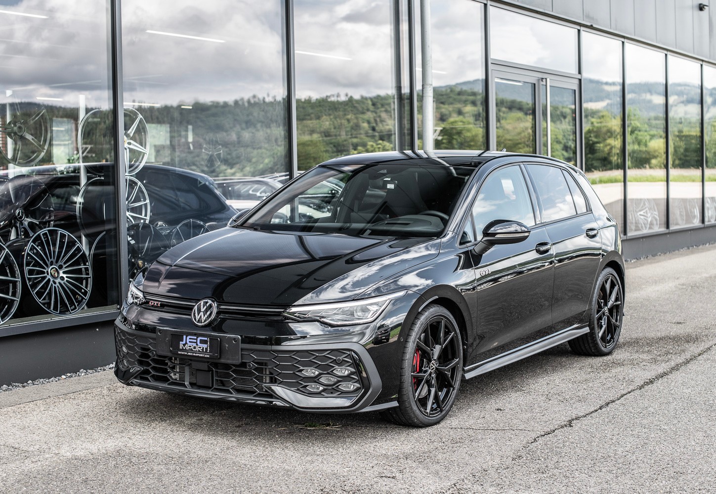 VW Golf 2.0 TSI GTI DSG *BLACK STYLE EDITION*-showroom-element-3