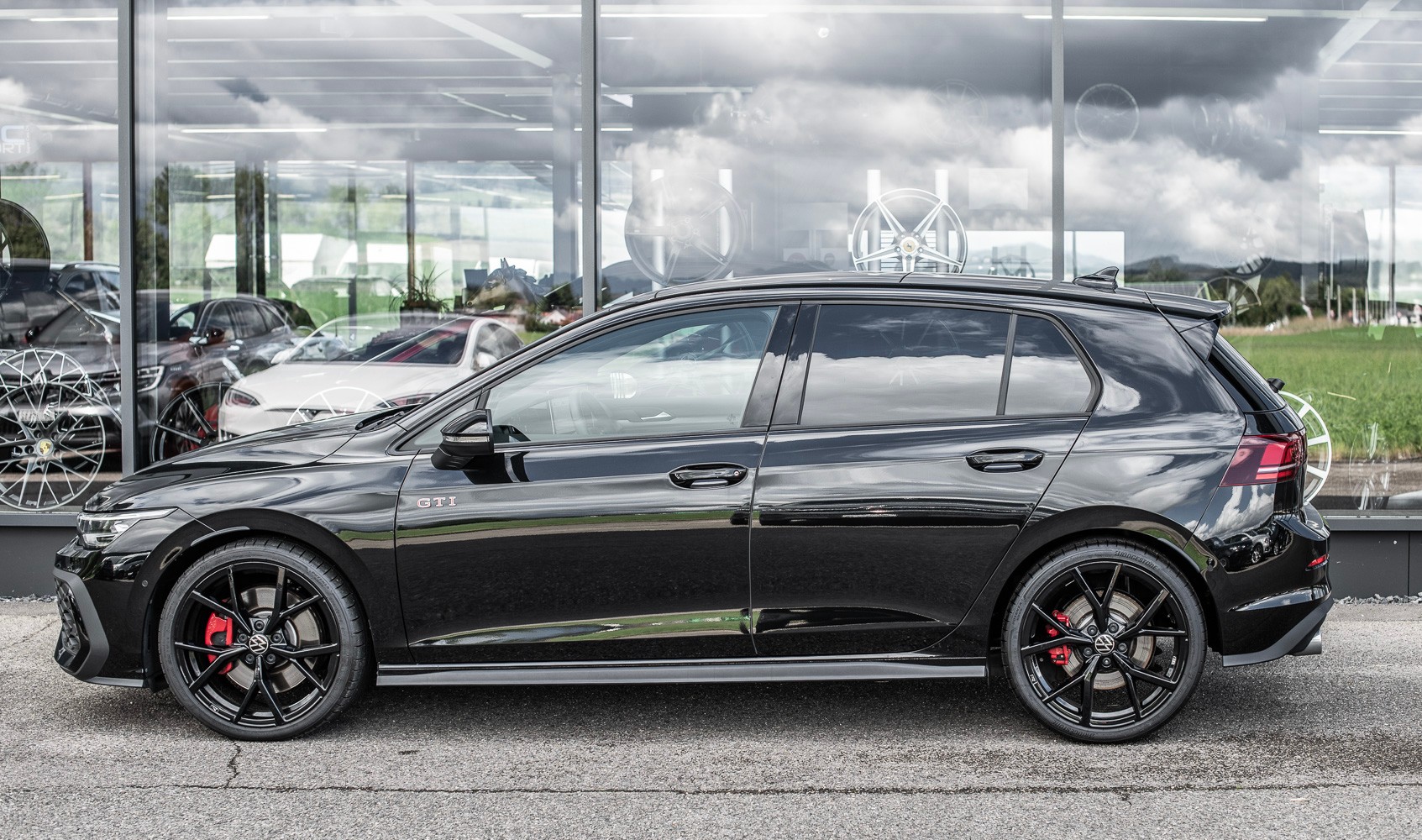 VW Golf 2.0 TSI GTI DSG *BLACK STYLE EDITION*-showroom-element-1