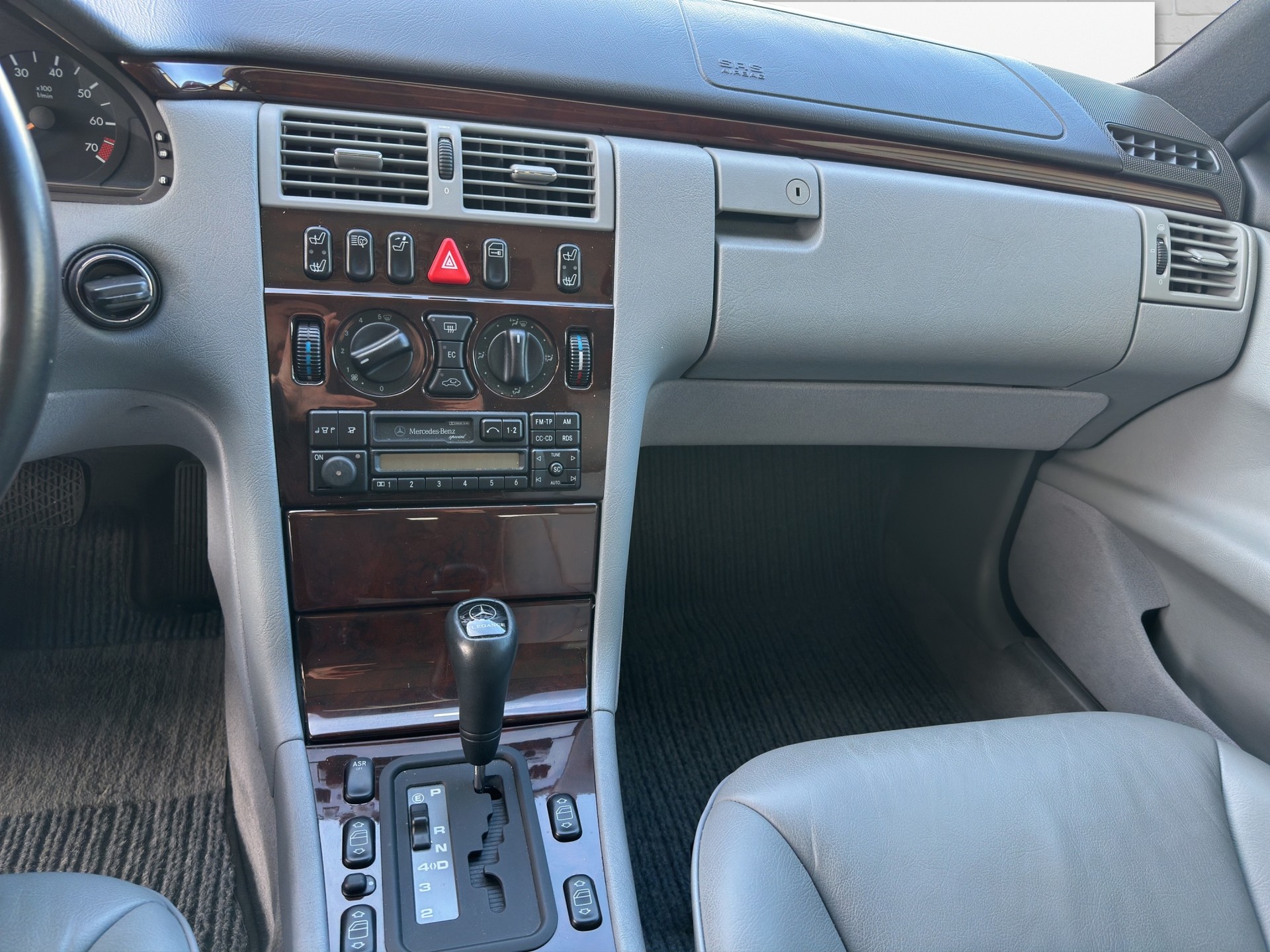 MERCEDES-BENZ E 320 Elégance Automatic-image-11