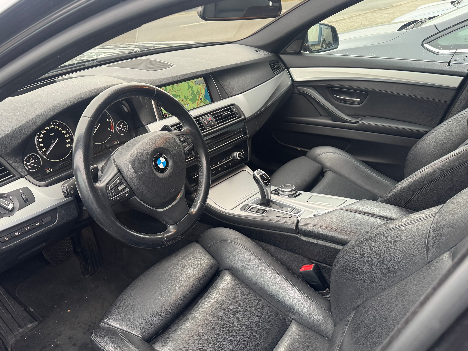 BMW 525d Touring xDrive Luxury Line Steptronic-image-9