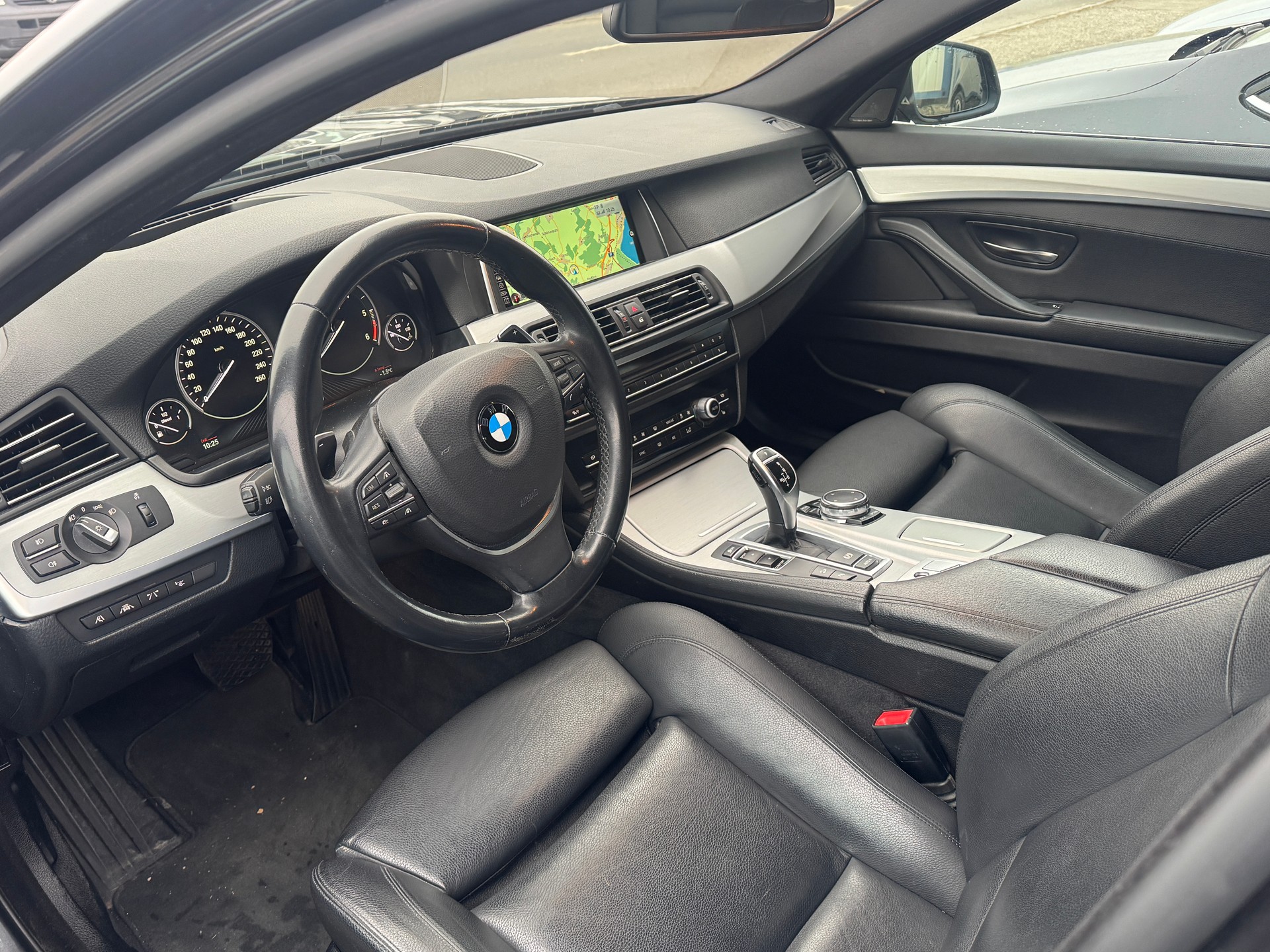 BMW 525d Touring xDrive Luxury Line Steptronic-image-8