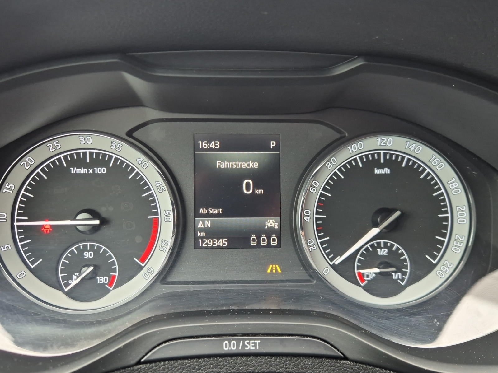SKODA Karoq 2.0 TDI CR Ambition 4x4 DSG-image-9