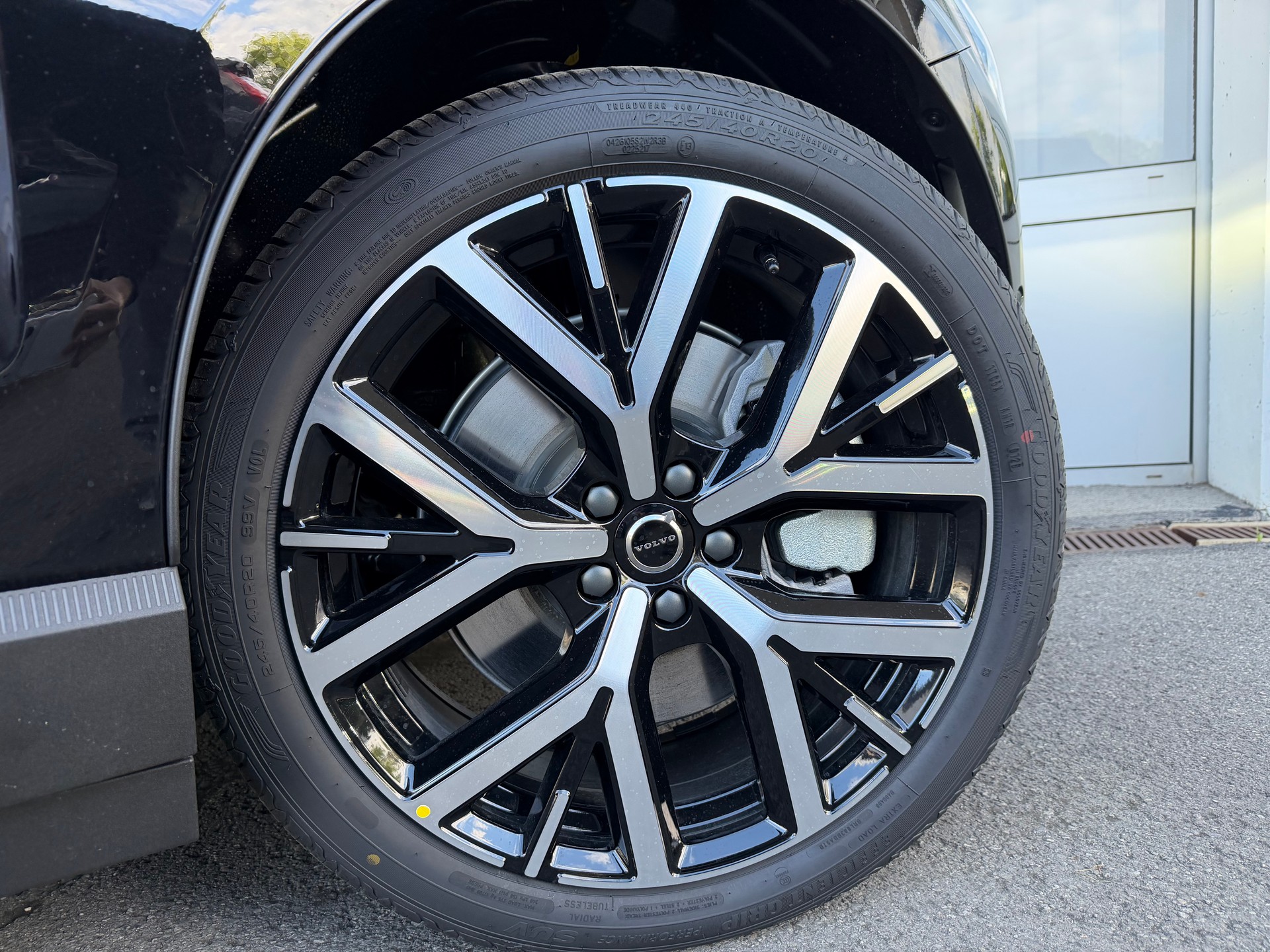 VOLVO EX30 E60 69kWh Twin Black Edition-image-10