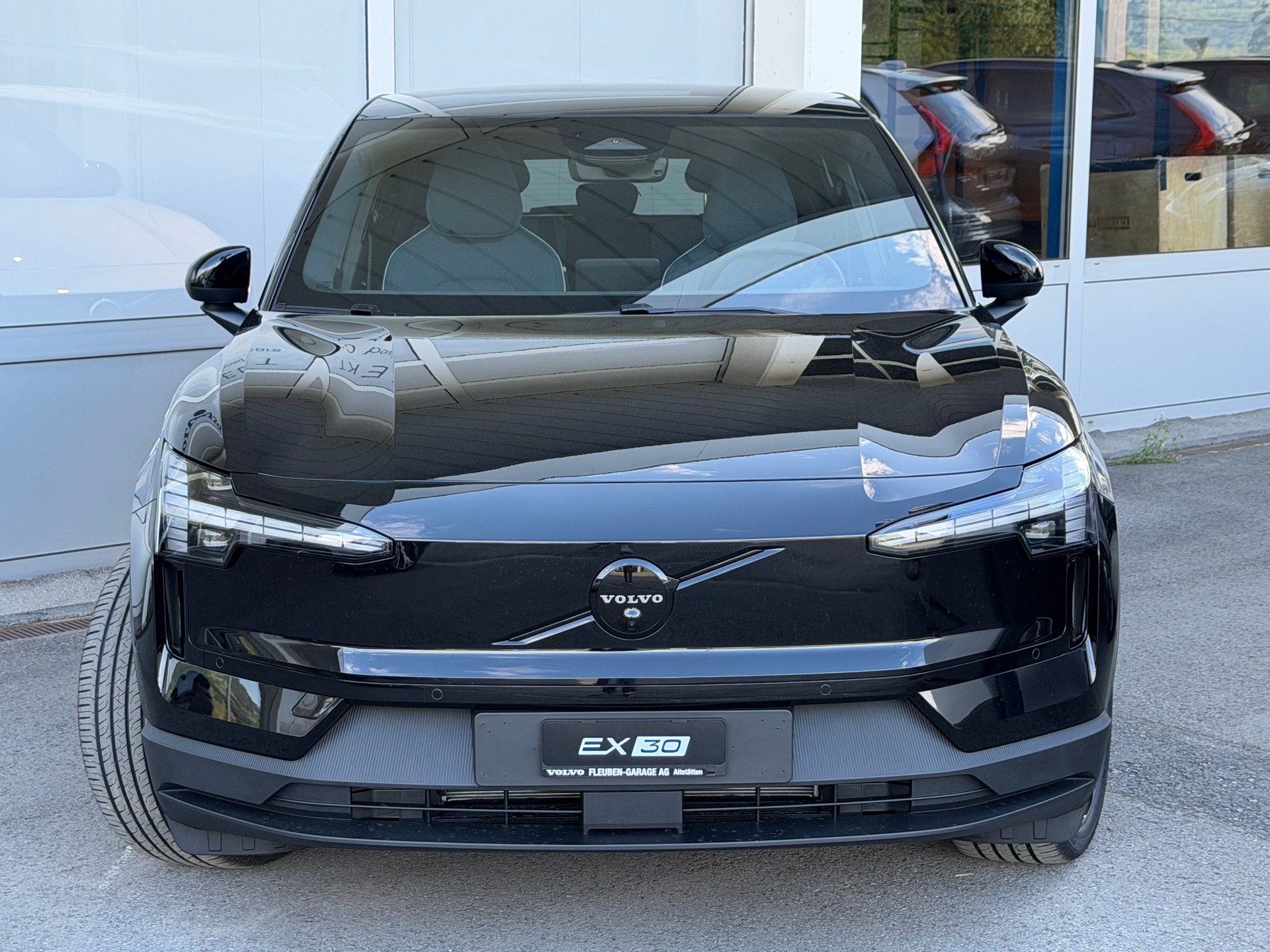VOLVO EX30 E60 69kWh Twin Black Edition-image-24