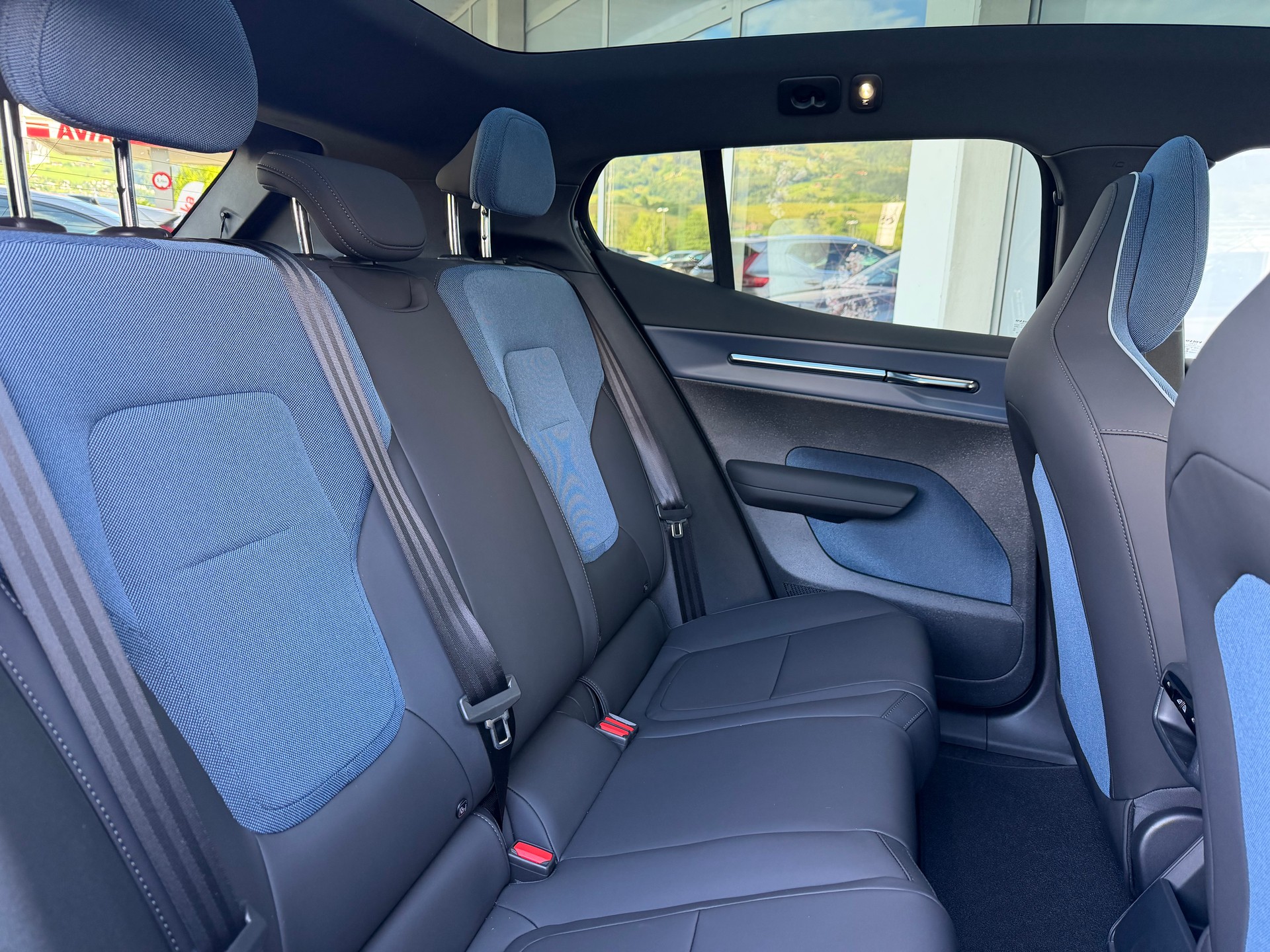 VOLVO EX30 E60 69kWh Twin Black Edition-image-5