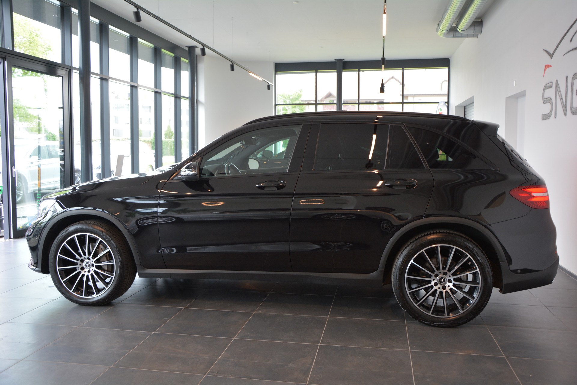 MERCEDES-BENZ GLC 250 d AMG Line 4Matic 9G-Tronic-showroom-element-2
