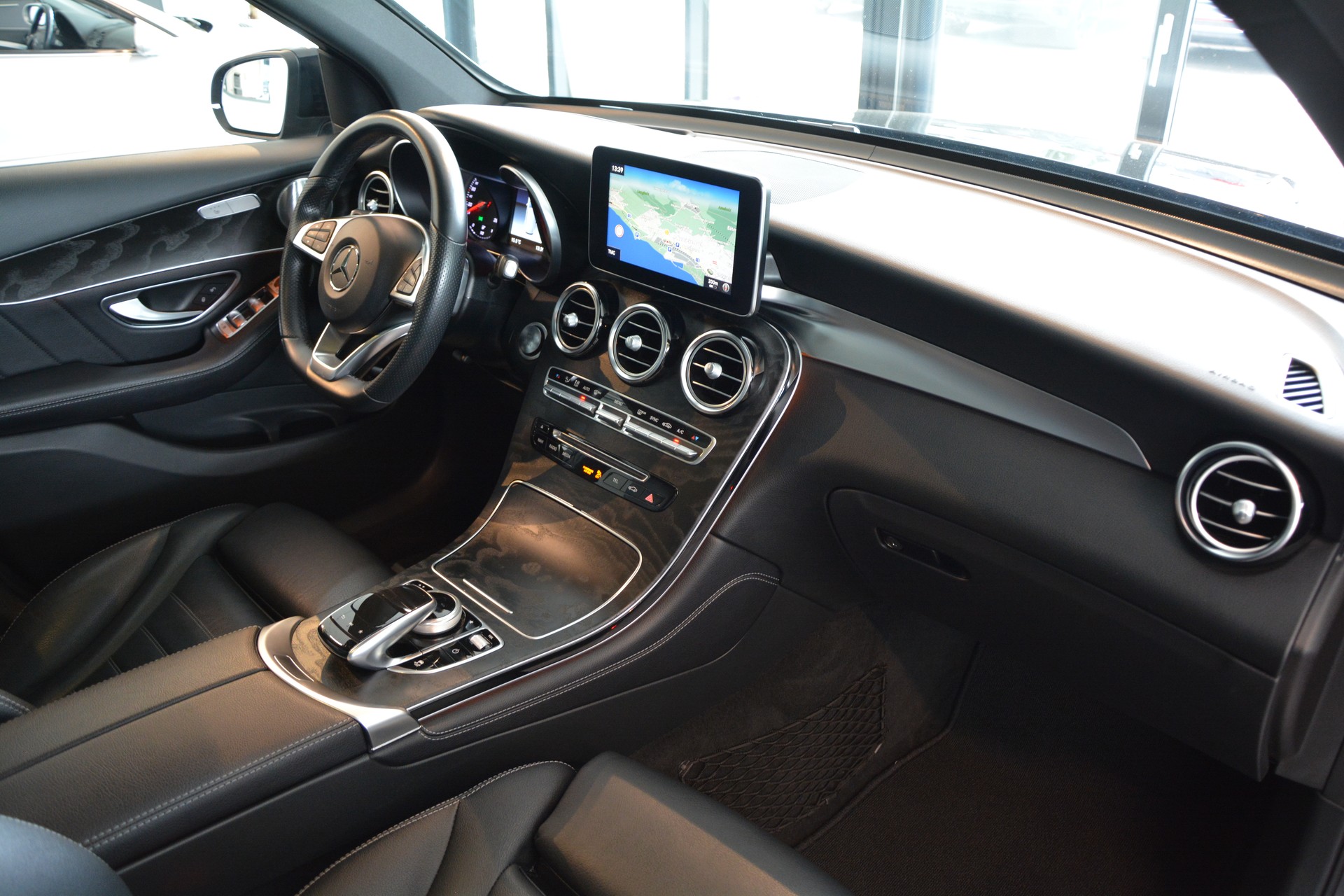 MERCEDES-BENZ GLC 250 d AMG Line 4Matic 9G-Tronic-image-12