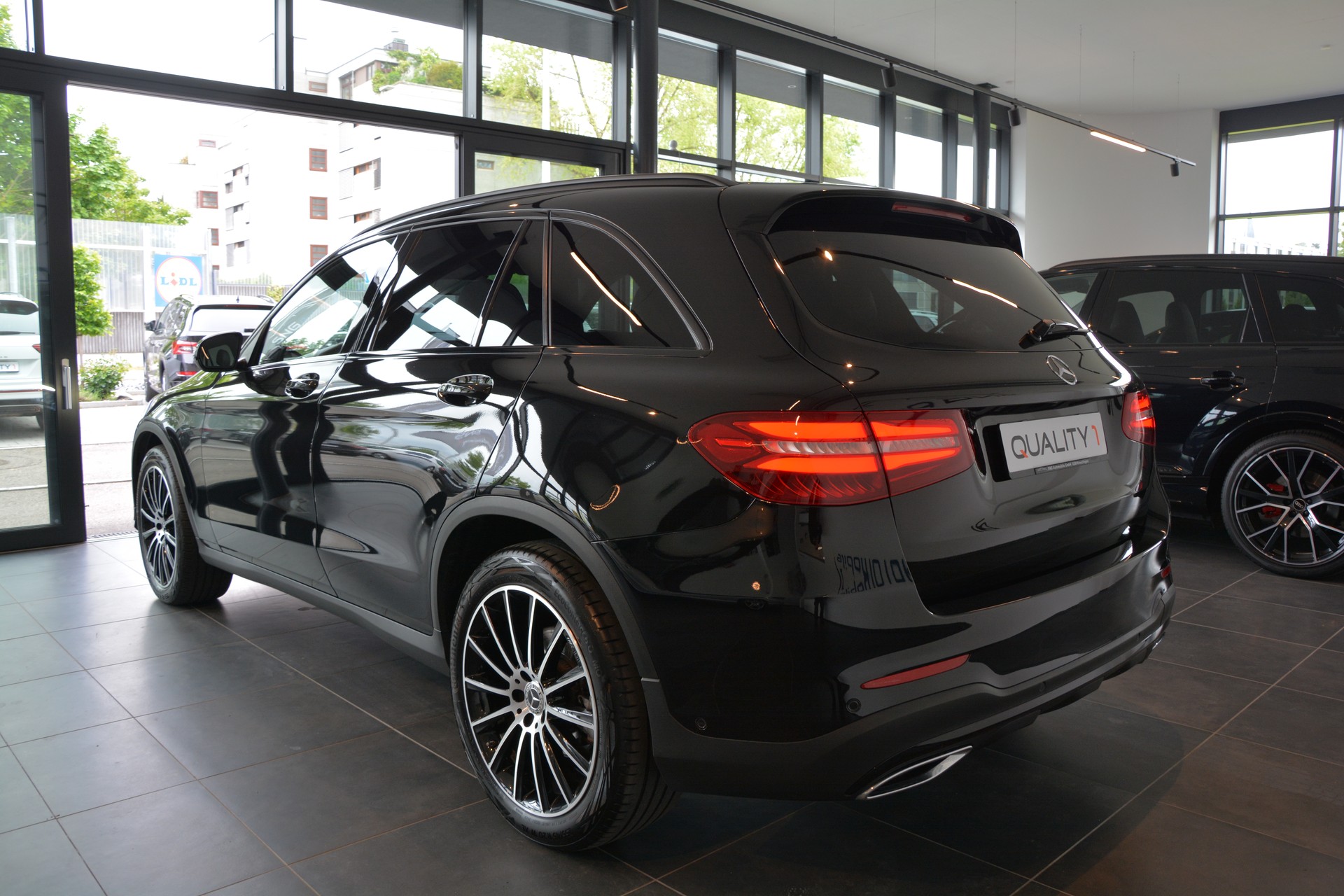 MERCEDES-BENZ GLC 250 d AMG Line 4Matic 9G-Tronic-showroom-element-3