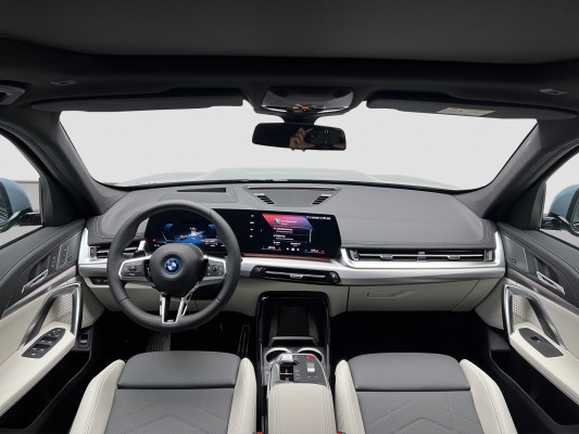 BMW iX1 xDrive 30 Ed. M Sport-image-11