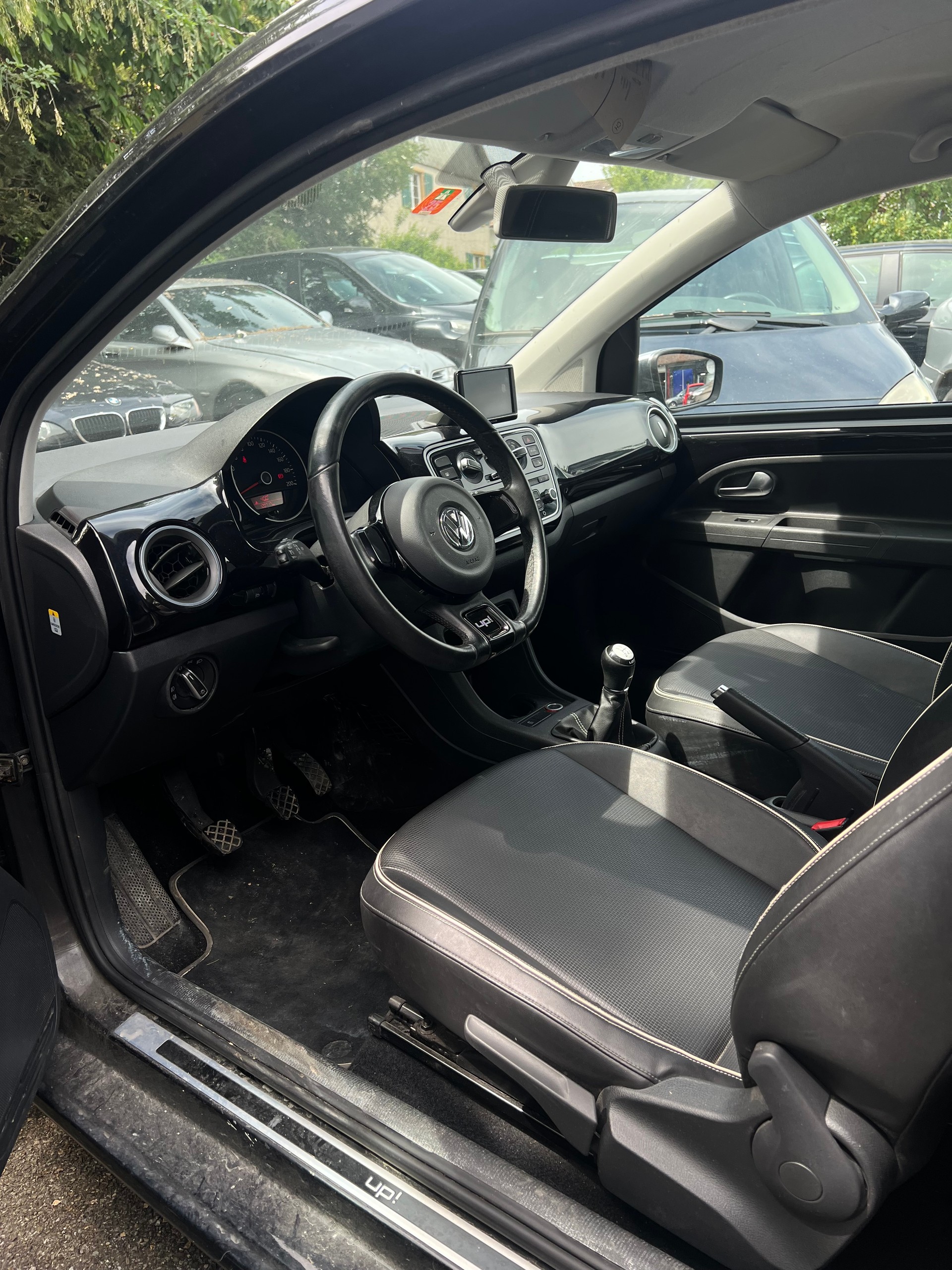 VW Up 1.0 black up-image-5