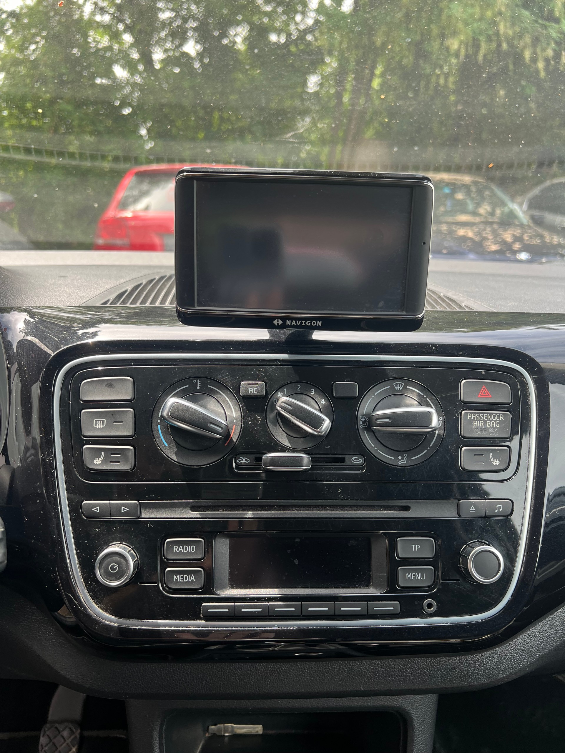 VW Up 1.0 black up-image-7