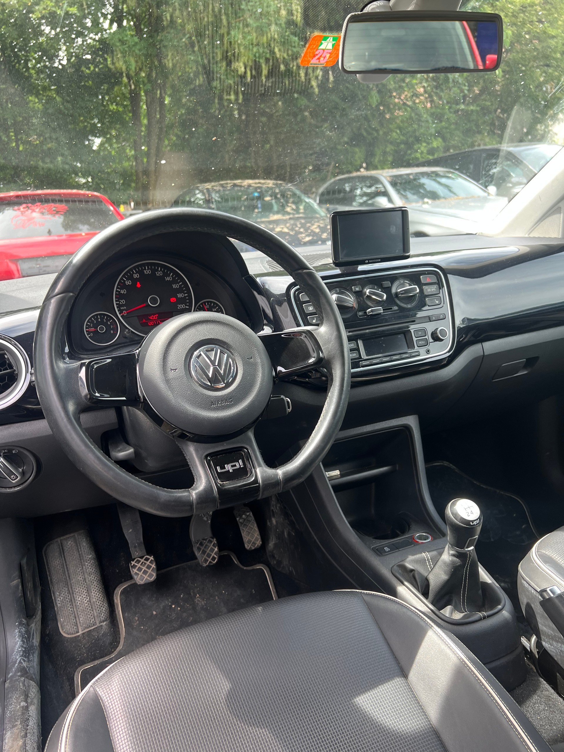 VW Up 1.0 black up-image-6