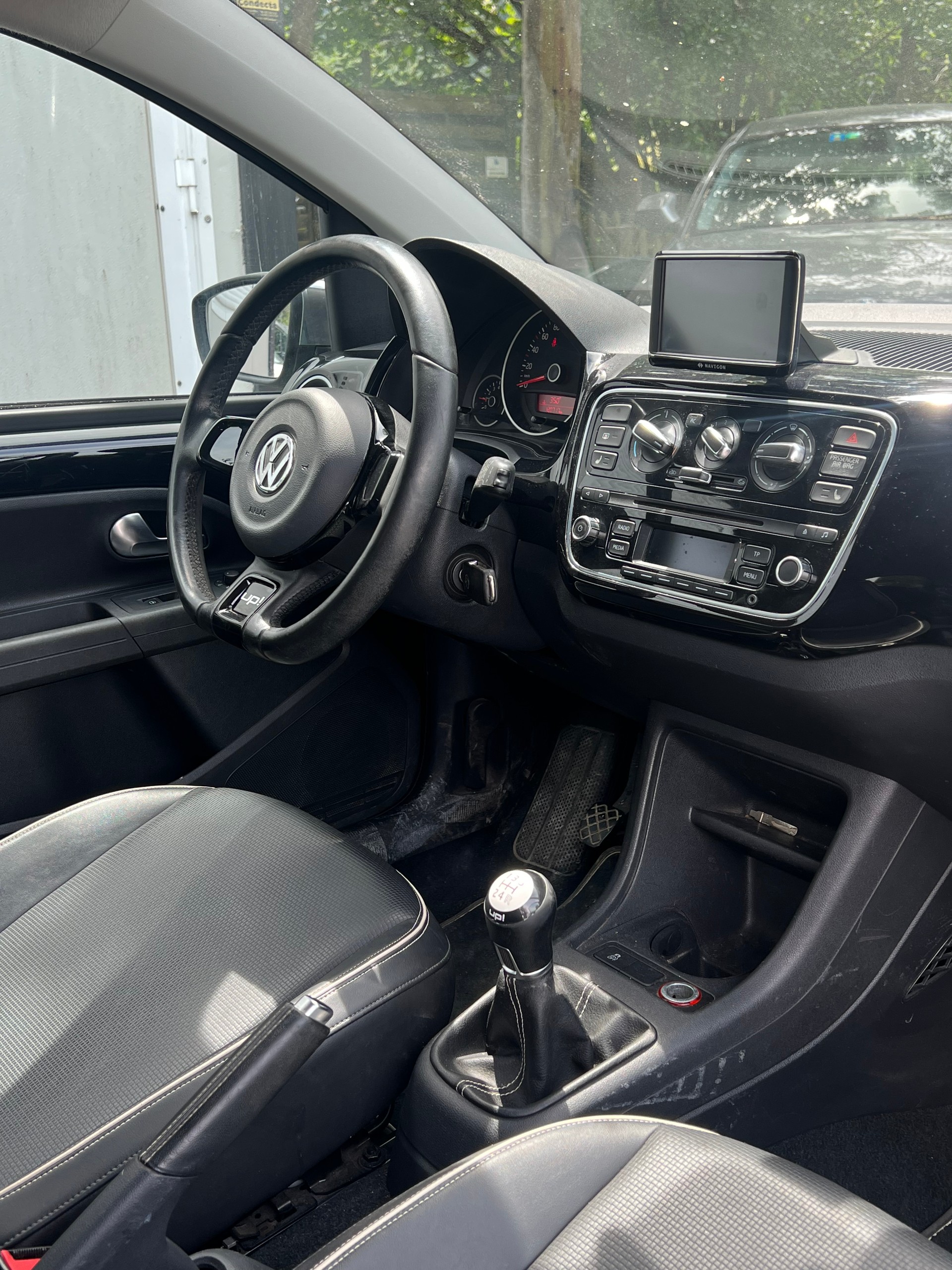 VW Up 1.0 black up-image-4