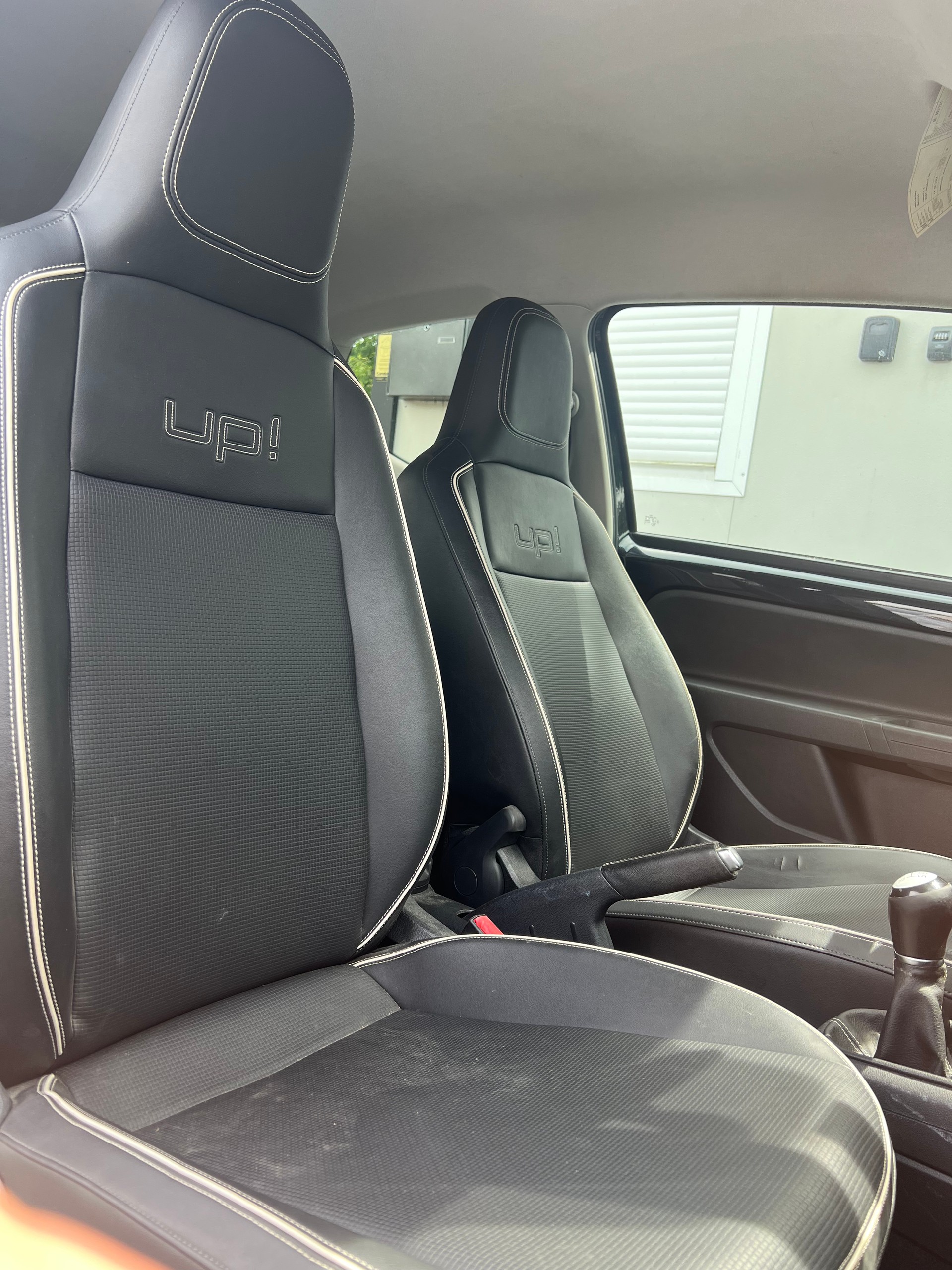 VW Up 1.0 black up-image-8