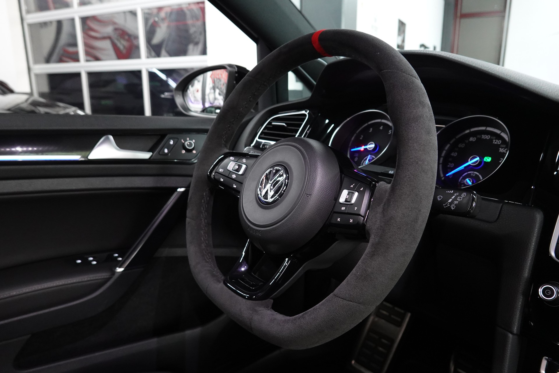 VW GOLF VARIANT 2.0 TSI R 4 Motion DSG CH-FZ ON TOP-image-37