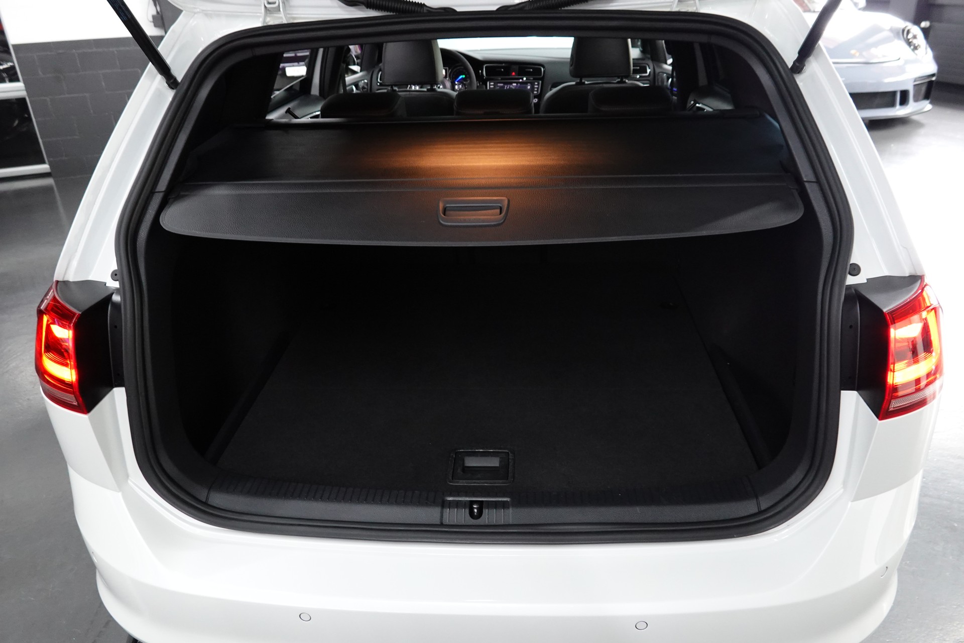 VW GOLF VARIANT 2.0 TSI R 4 Motion DSG CH-FZ ON TOP-image-31