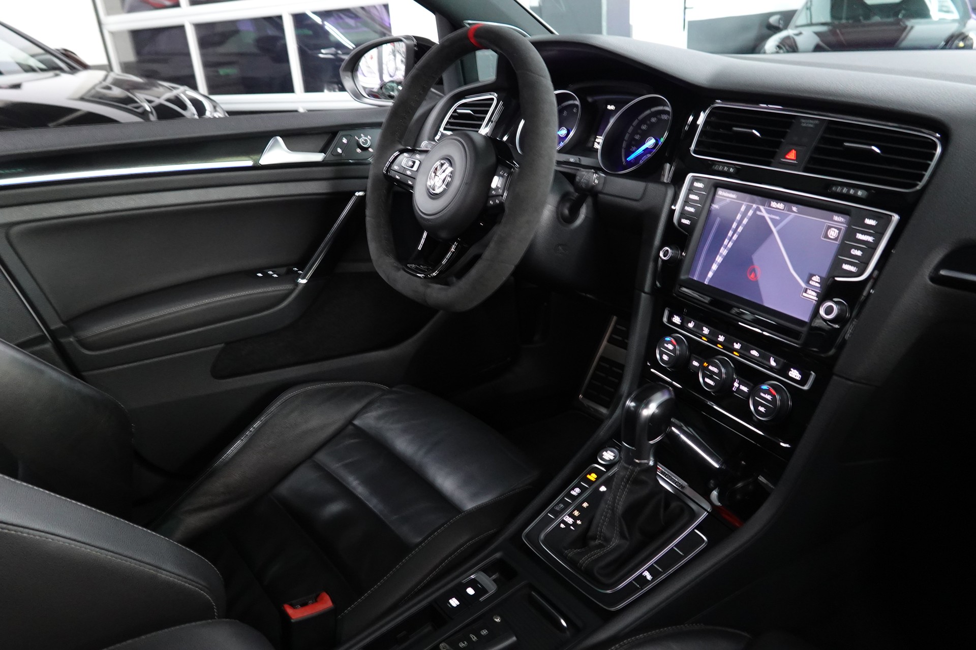 VW GOLF VARIANT 2.0 TSI R 4 Motion DSG CH-FZ ON TOP-image-34