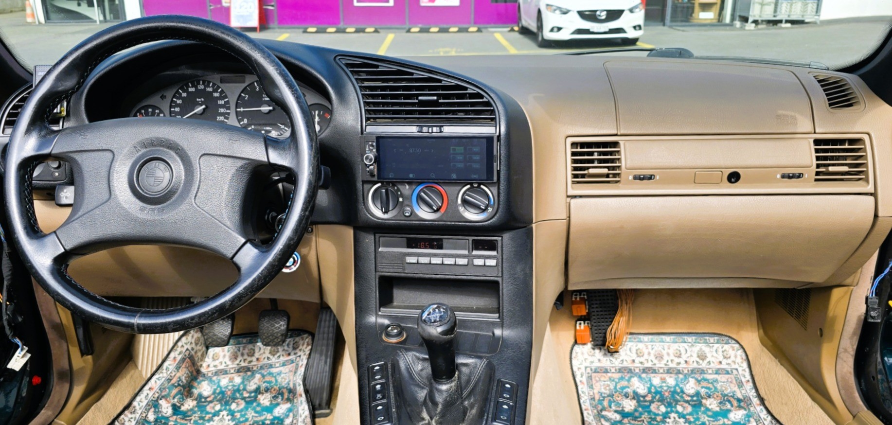 BMW 318i-image-6