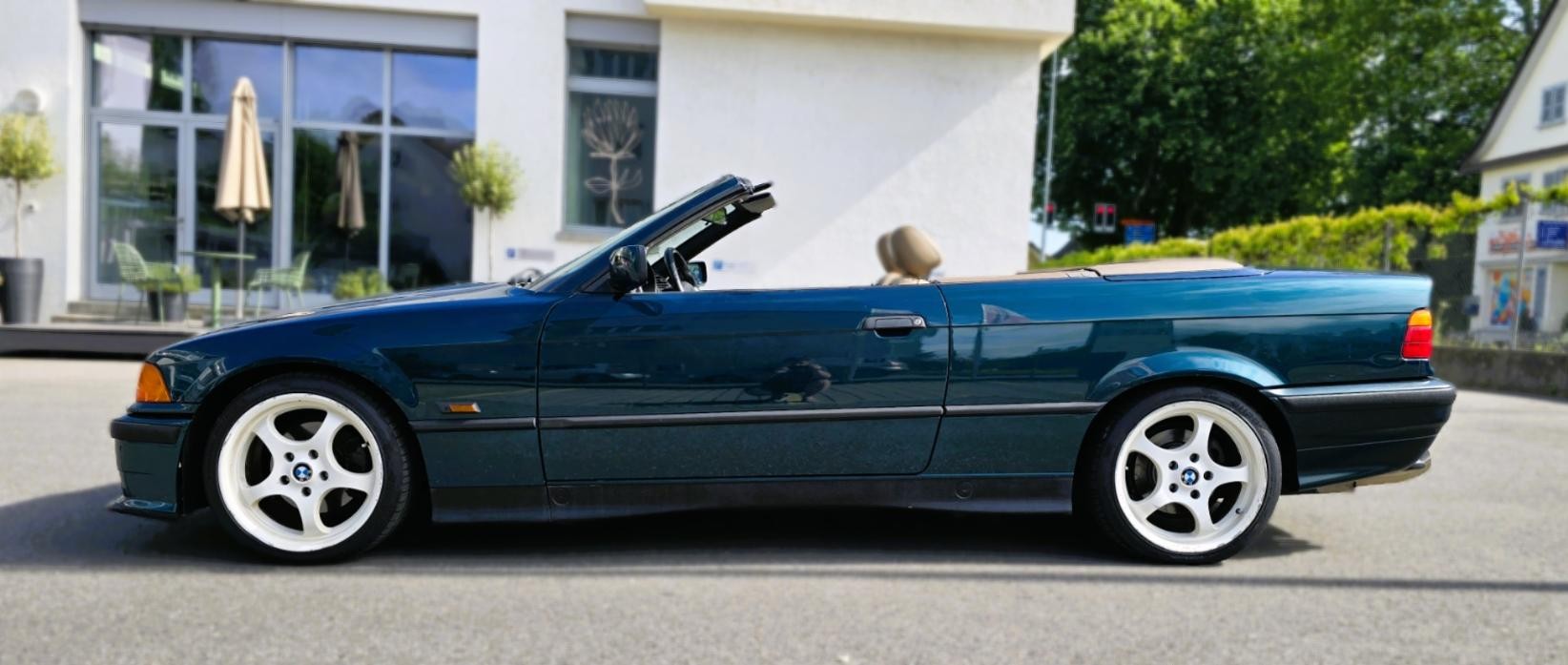 BMW 318i-image-2