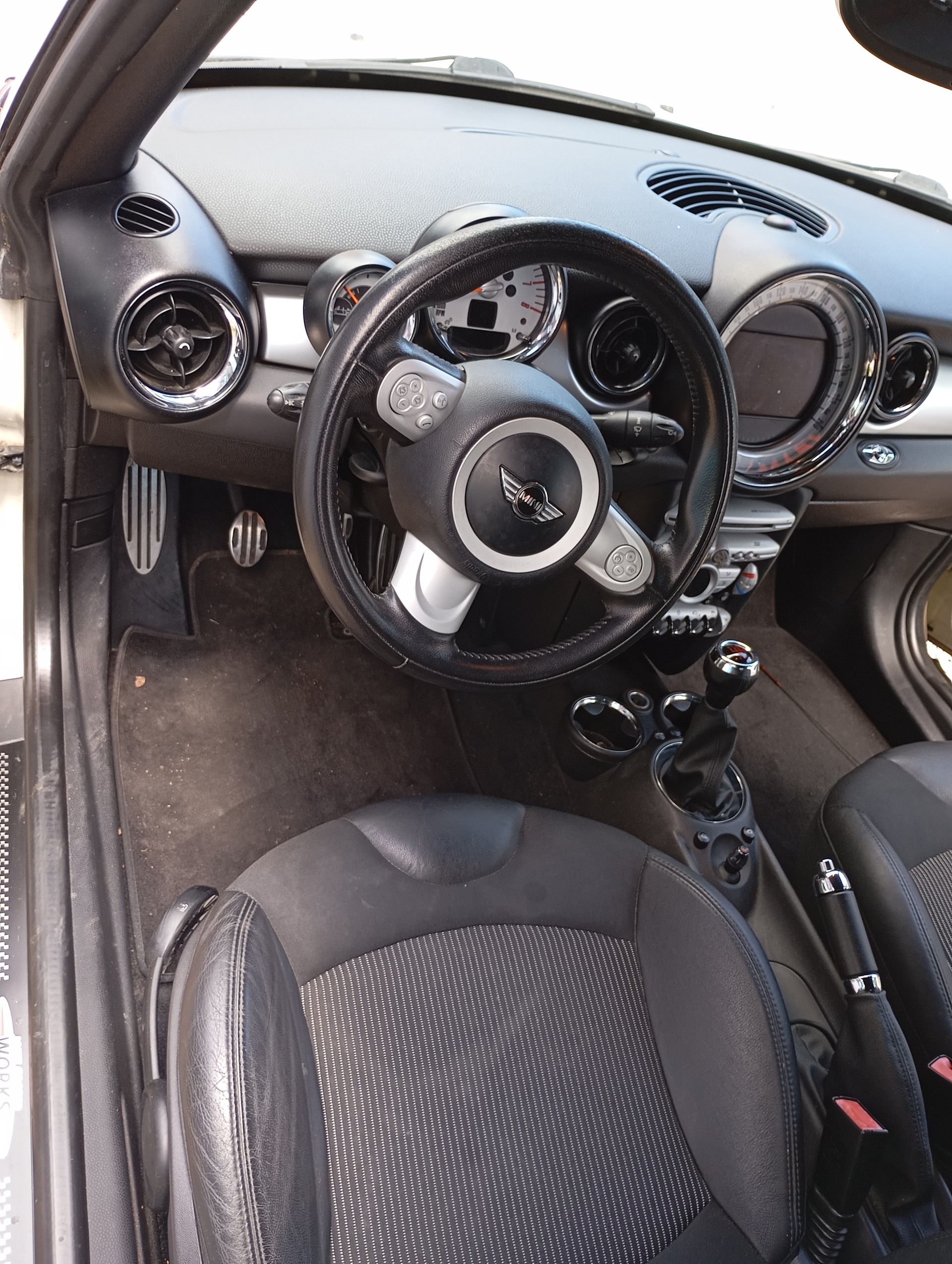 MINI Cooper John Cooper Works Cabriolet-image-13