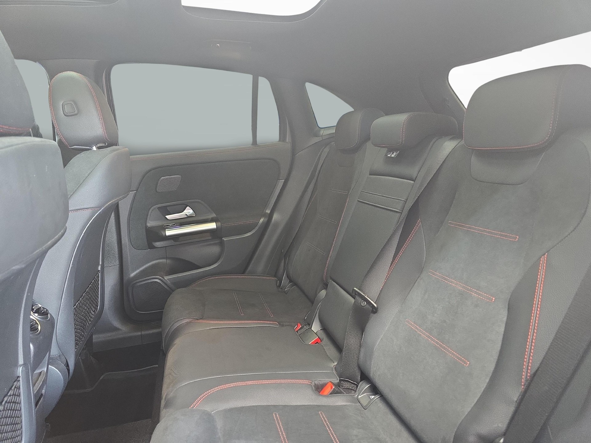 MERCEDES-BENZ GLA 250 4MATIC AMG Line-image-9