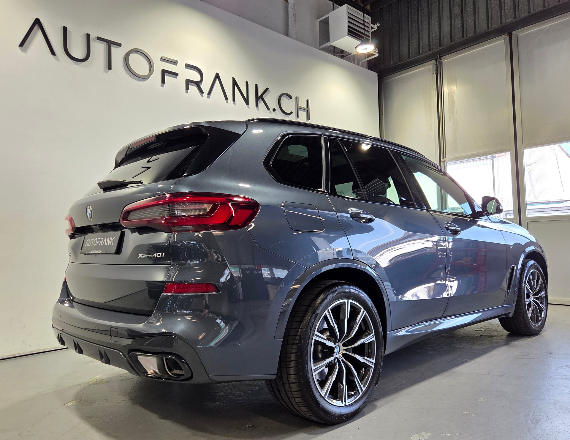BMW X5 40i xDrive M-Sport-showroom-element-2