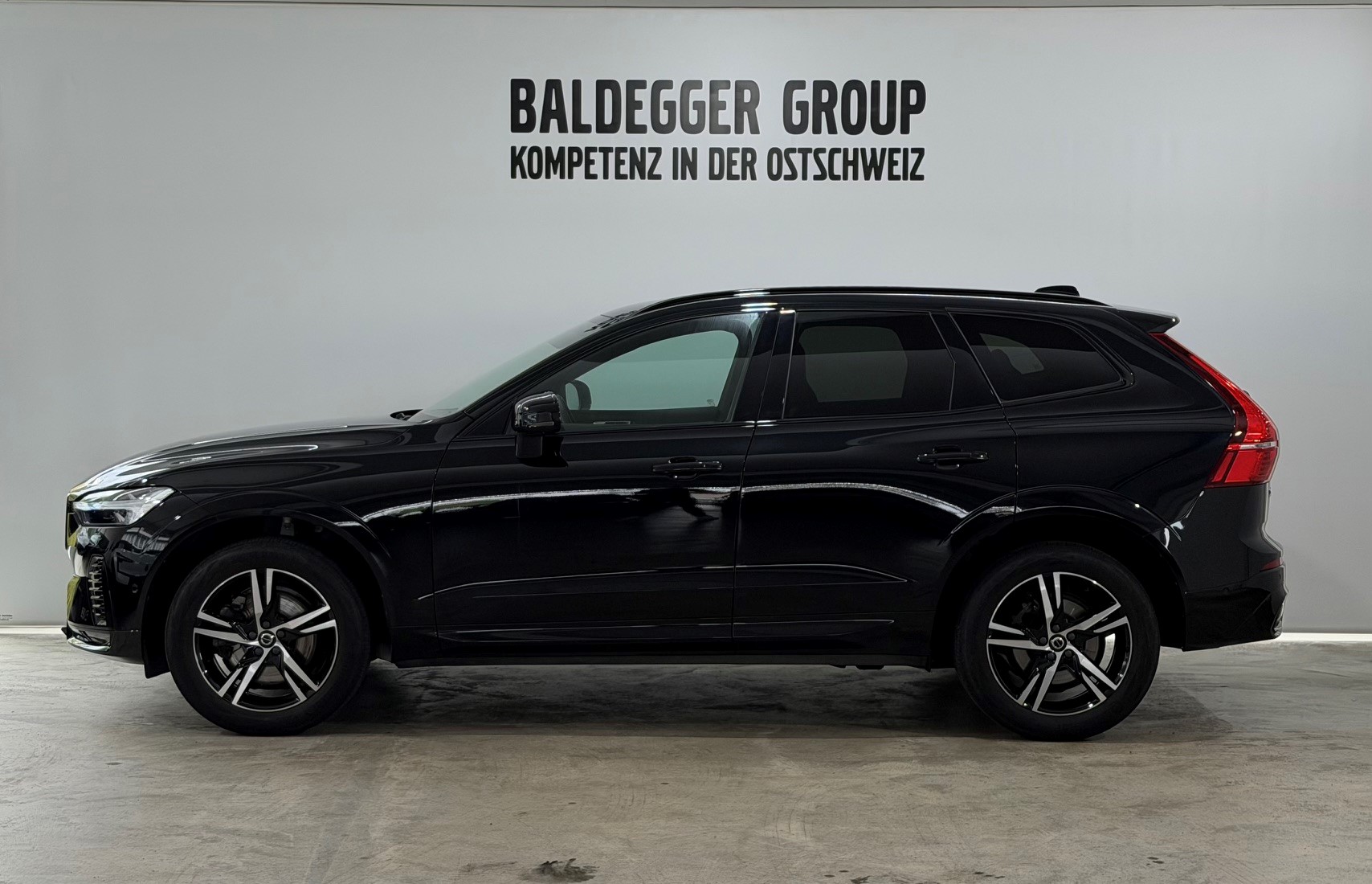 VOLVO XC60 B4 D AWD R-Design-showroom-element-2