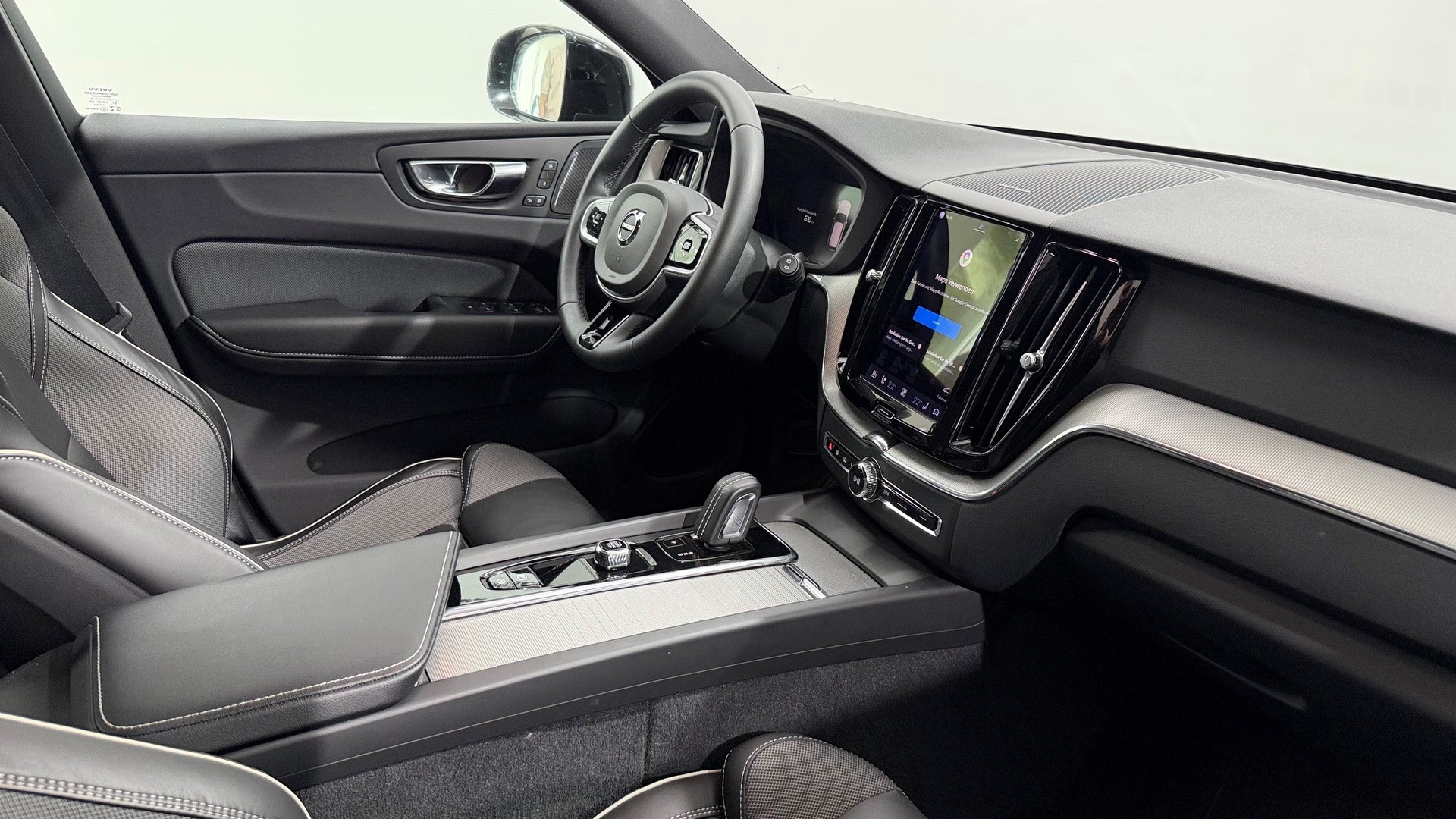 VOLVO XC60 B4 D AWD R-Design-showroom-element-3