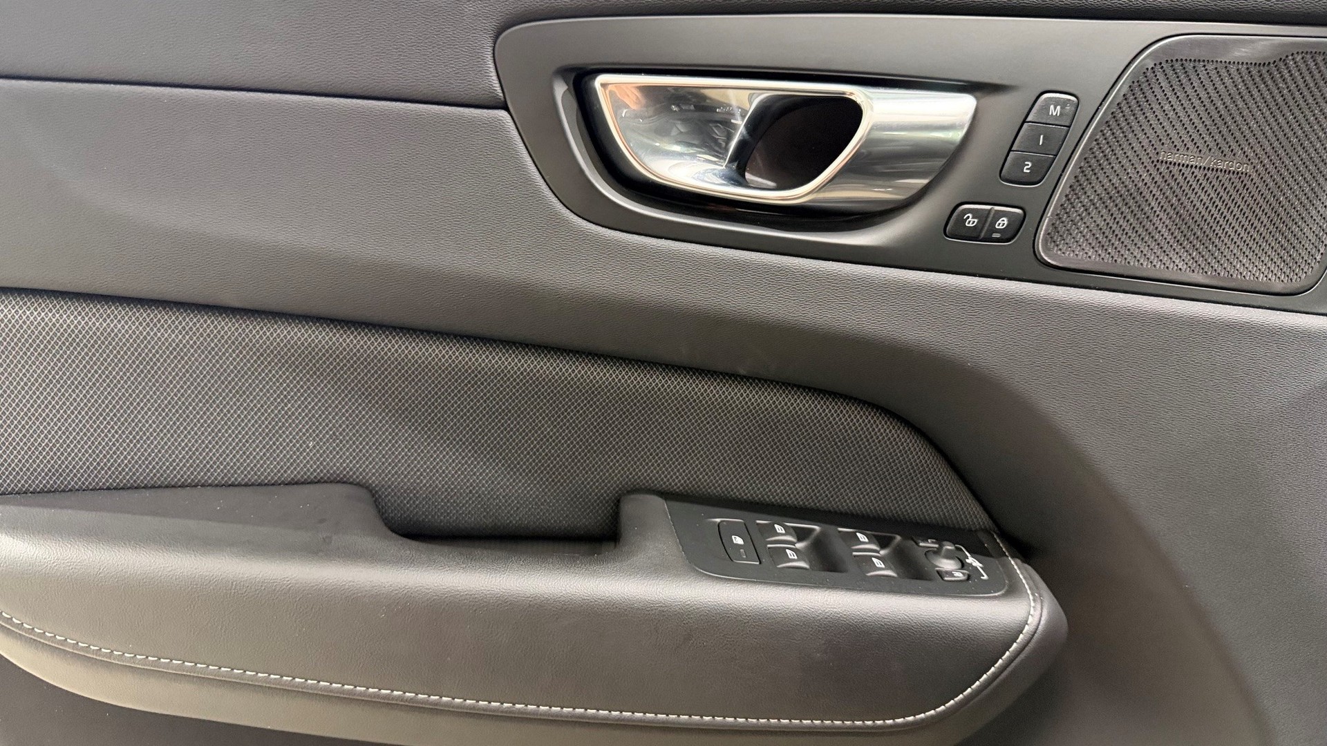 VOLVO XC60 B4 D AWD R-Design-image-12