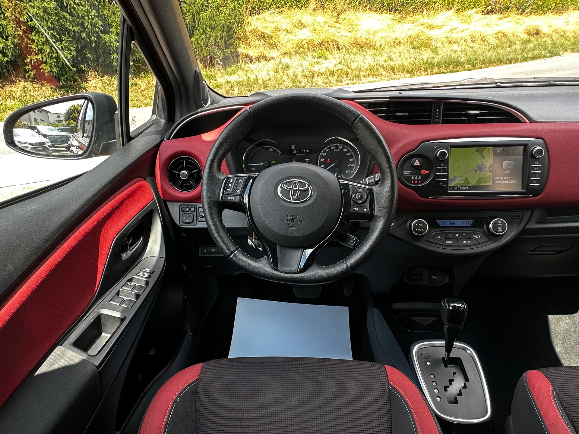 TOYOTA Yaris 1.5 VVT-i Hybrid Premium e-CVT-image-4