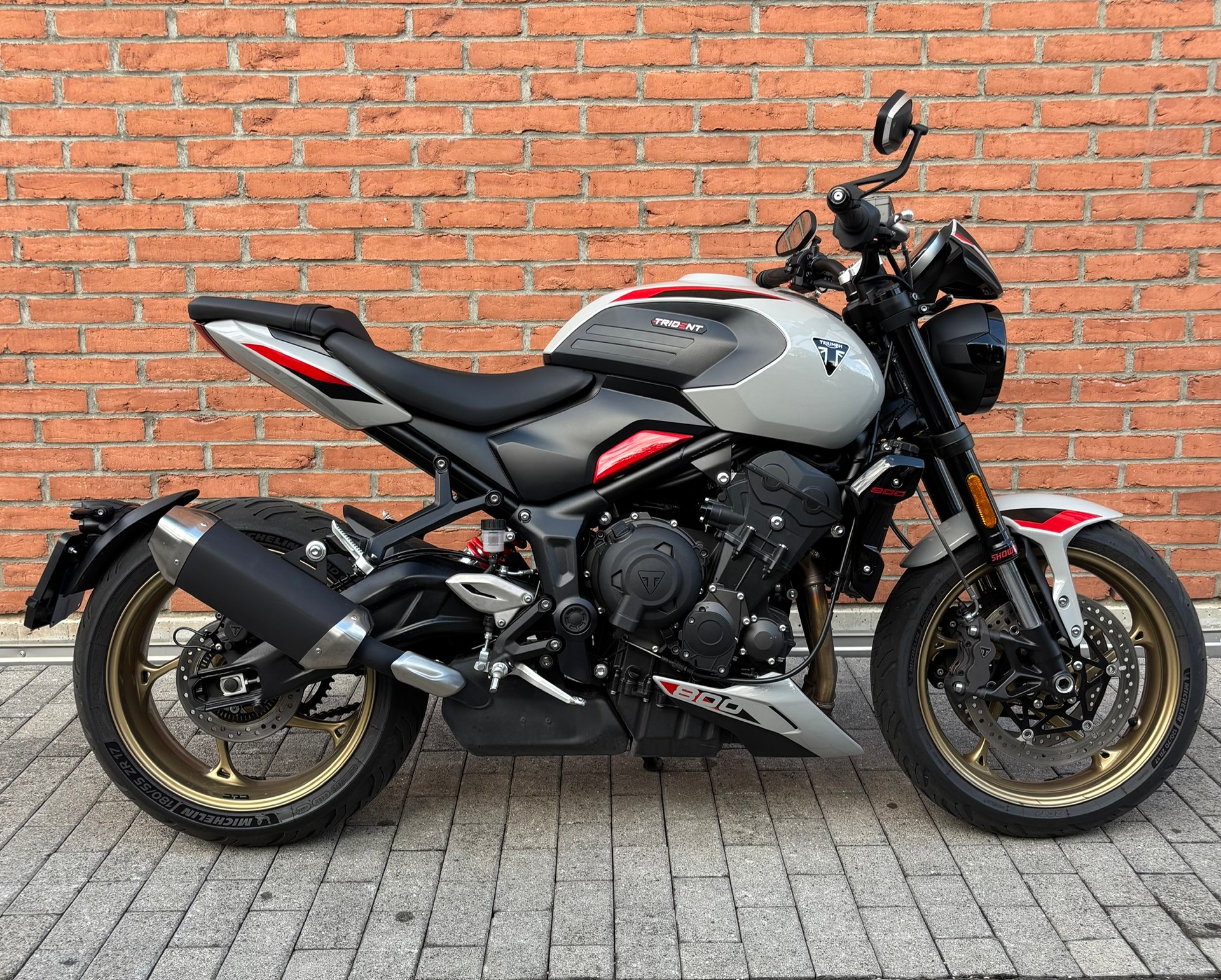 TRIUMPH Trident 800