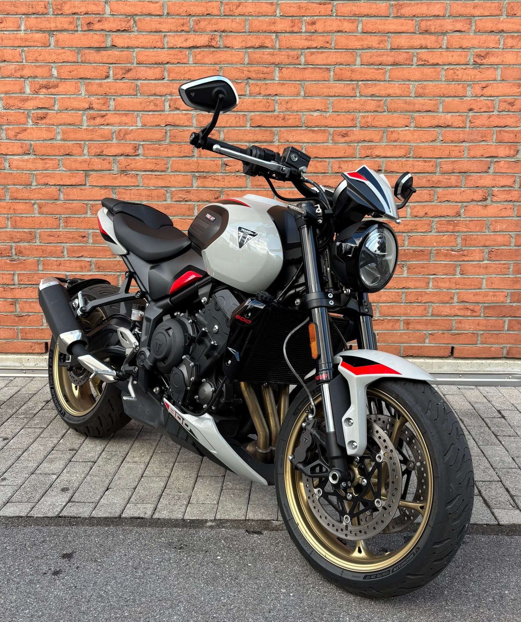TRIUMPH Trident 800-image-1